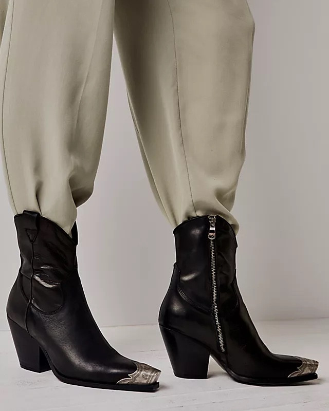 women’s perfect western booties!

womens fashion, womens western western, western boots, western fashion,
black boots, 

#LTKSeasonal #LTKNYFW #LTKFallSale