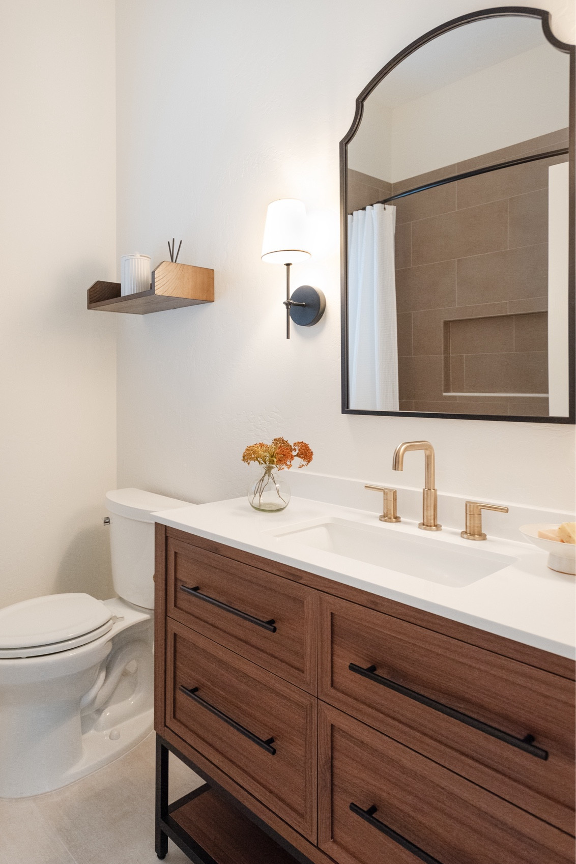 Step into our #JaegerProjectHallBath to feel serene and calm in this small but luxurious bathroom! 