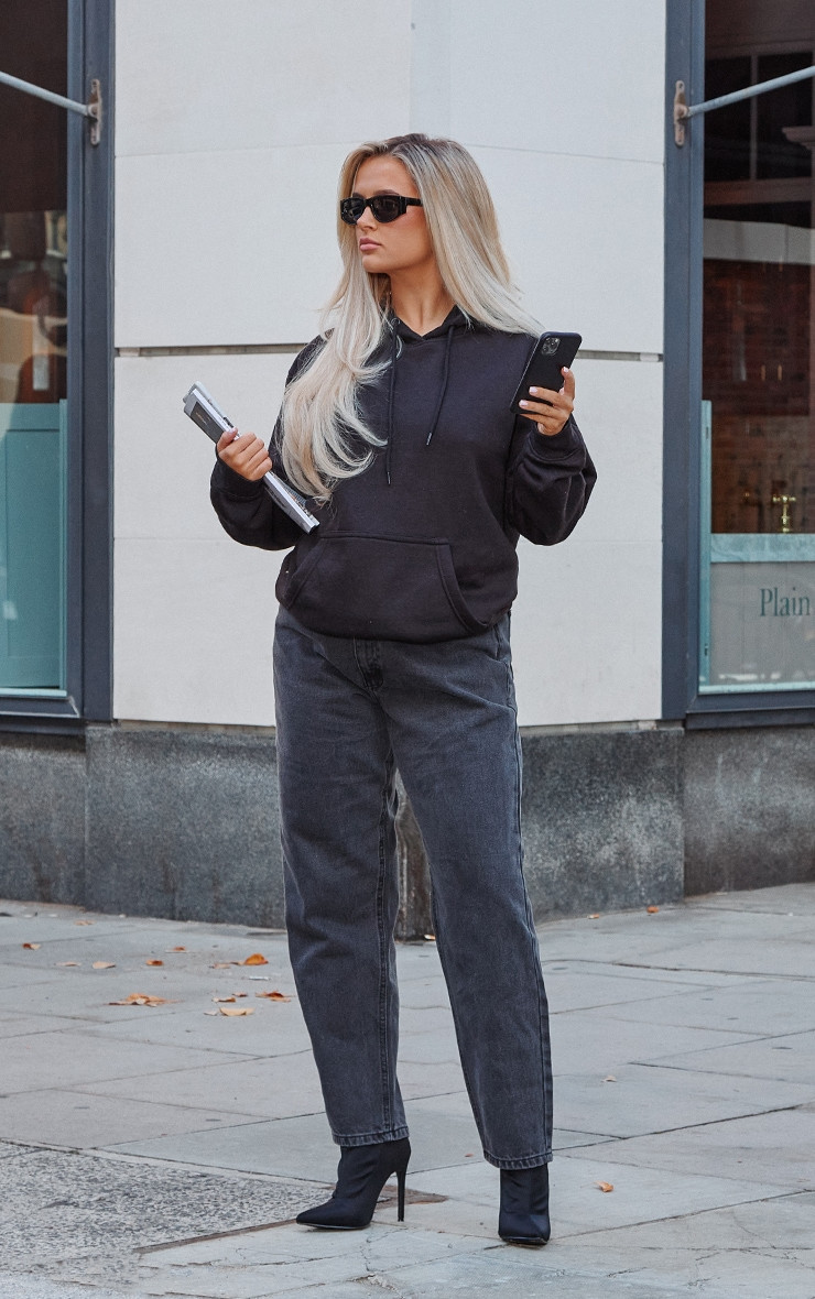 PRETTYLITTLETHING L30 Black Wash Mom Jeans | PrettyLittleThing US