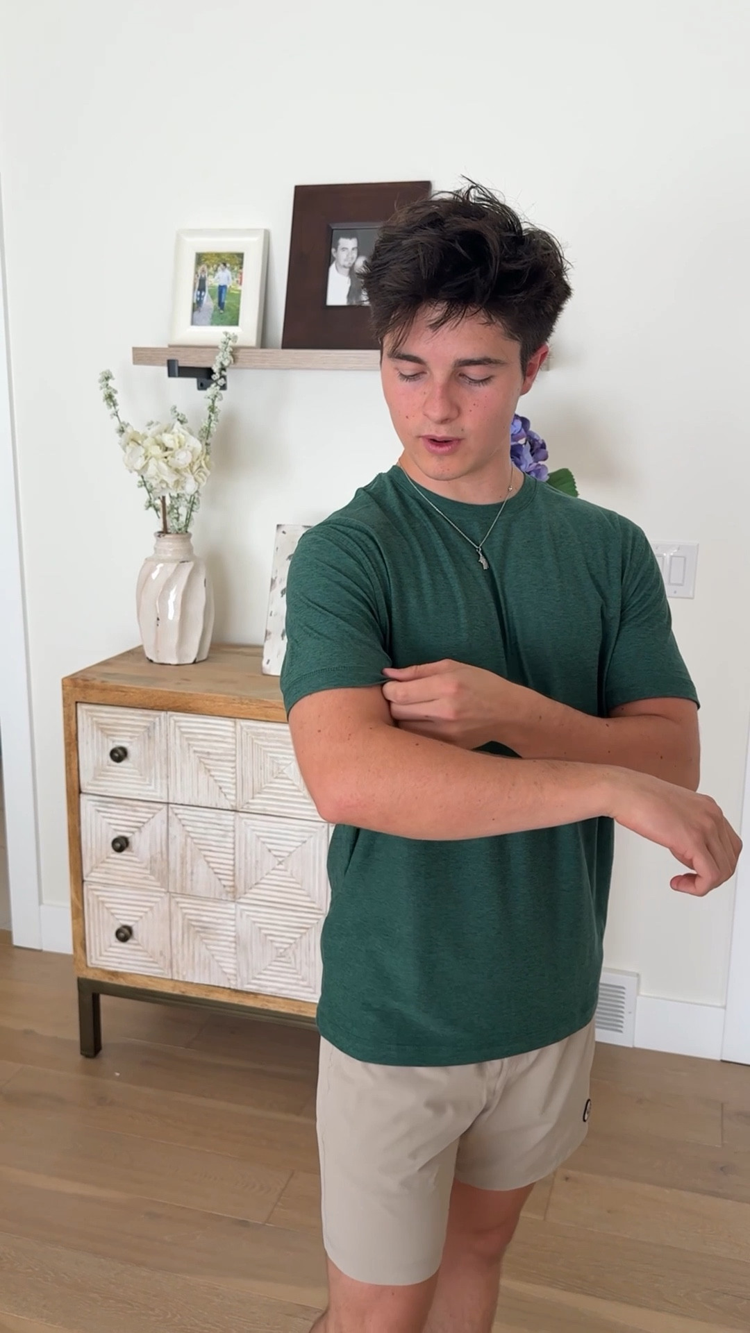 This isn’t your regular athletic shirt! Vuori really thought of everything! 🤝🏼 

#LTKActive #LTKStyleTip #LTKMens