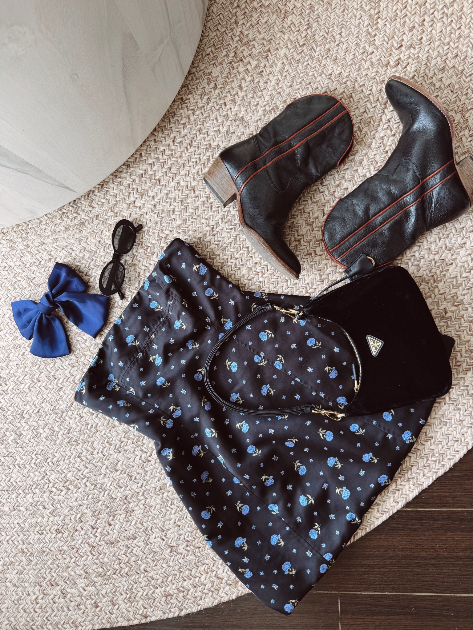 Concert-ready but make it fashion 🌸🤠🖤
Wearing the WeWoreWhat black floral dress with Free People black cowboy boots, a black Prada mini, and a sweet little bow because we’re not like other cowgirls.
This is your sign to go country concert chic — blending western staples with downtown details for a look that says Nashville, but make it designer.

#LTKSeasonal #LTKStyleTip #LTKParties