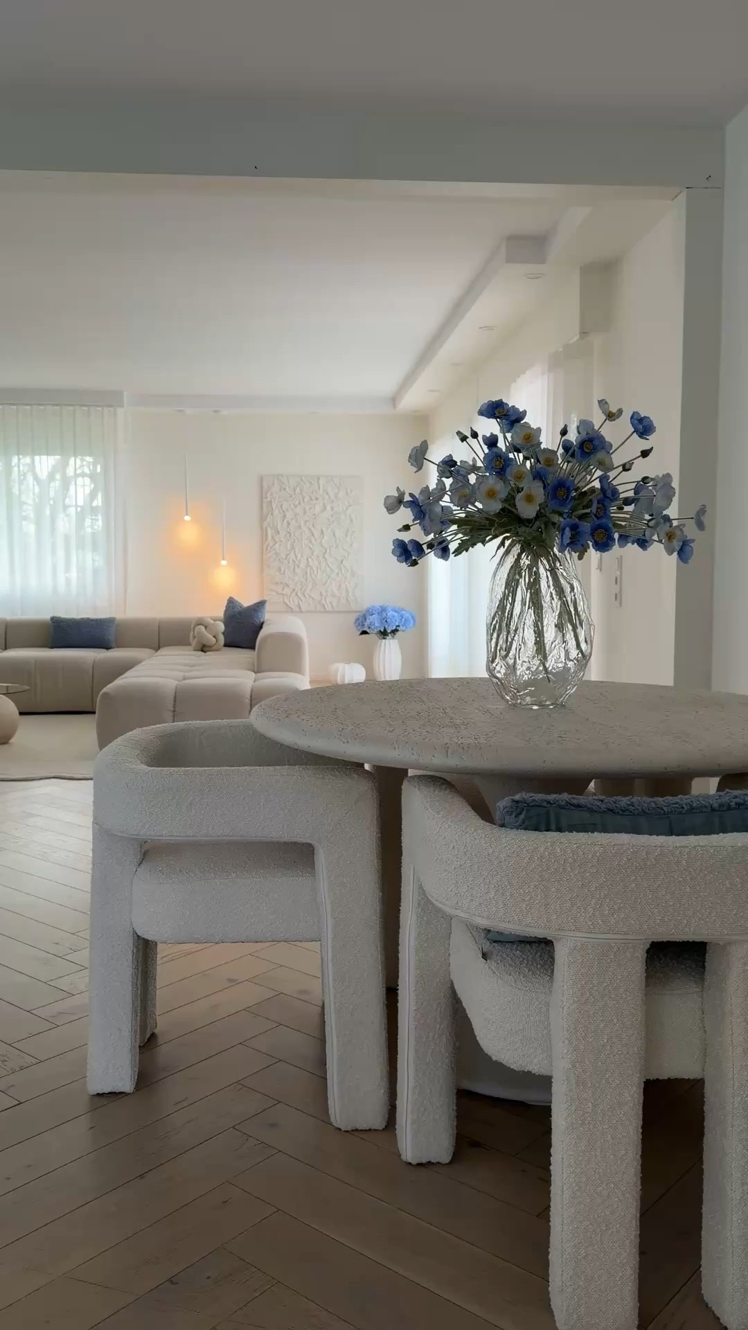 Blue Details ✨

#wohnzimmerinspo #living room #interior #amazonfinds #offwhite #cozy #dekoration #hm #vase #blumen #flower #softtones #neutraltones #modern #minimal #boucle #kissen 

#LTKdeutschland #LTKeurope #LTKhome