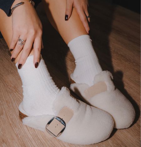 new steve madden cuddle white slippers, comfy slippers, trendy shoes, trending new shoes, slippers, gifts for her, under $100

#LTKshoecrush #LTKGiftGuide #LTKstyletip