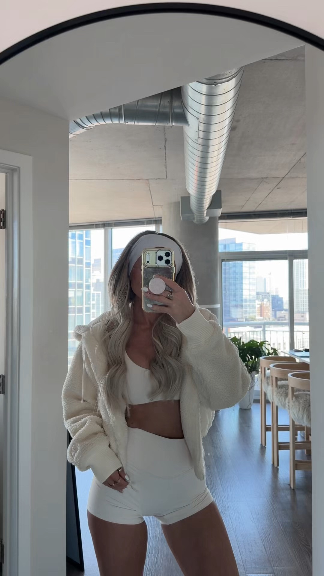 It’s the teddy jacket for meeee🤍🤍🫶🏼

The cutest all neautral workout set of all time.🧸🍂🤍