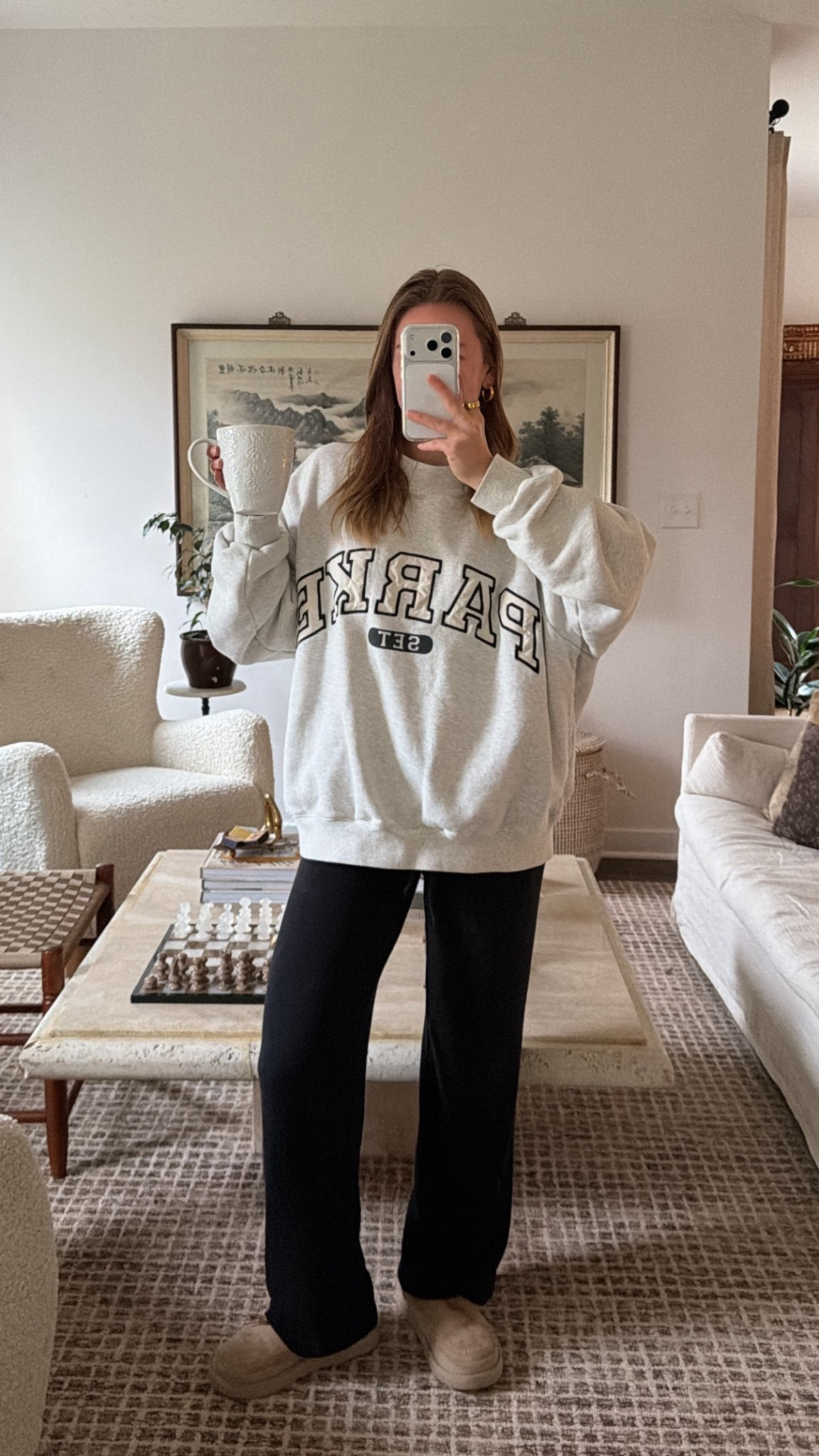 11/21/25 Cozy Morning Loungewear 🤍 Wearing my PARKE sweatshirt (size L/XL) and my favorite Aritzia lounge pants in black (size S). The ultimate comfy combo for slow winter mornings.

#LTKootd