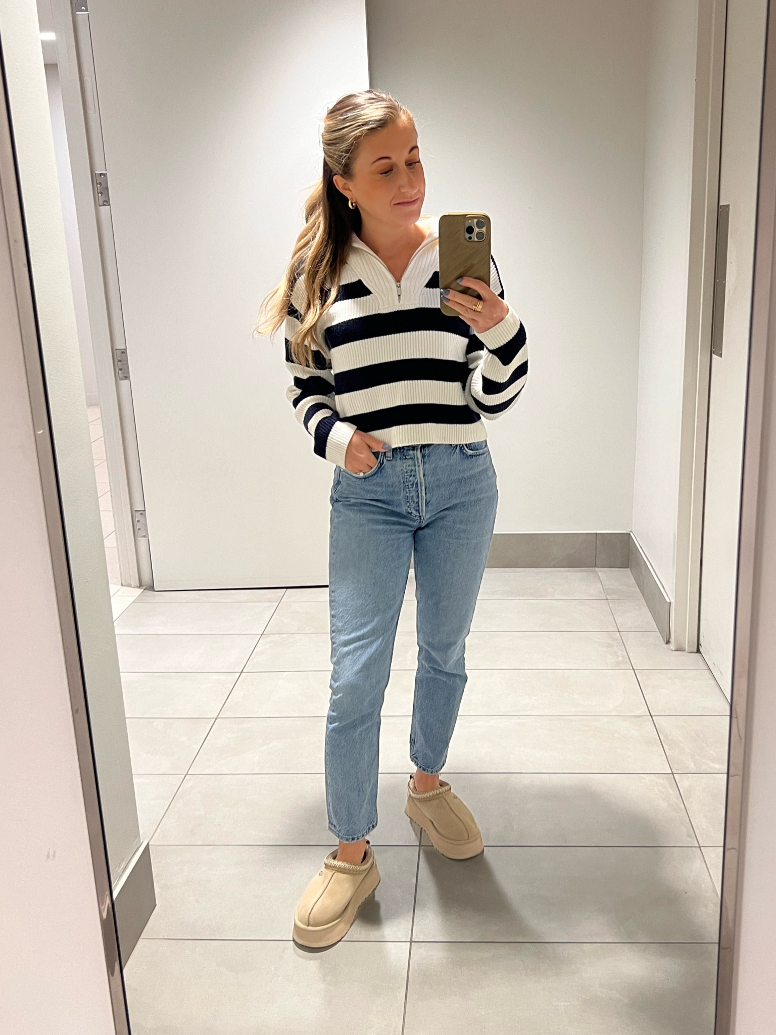 OOTD 1.11.2024

Sweater - Mango
Jeans - Agolde
Shoes - UGG tazz
Earrings and claw clip - Amazon


