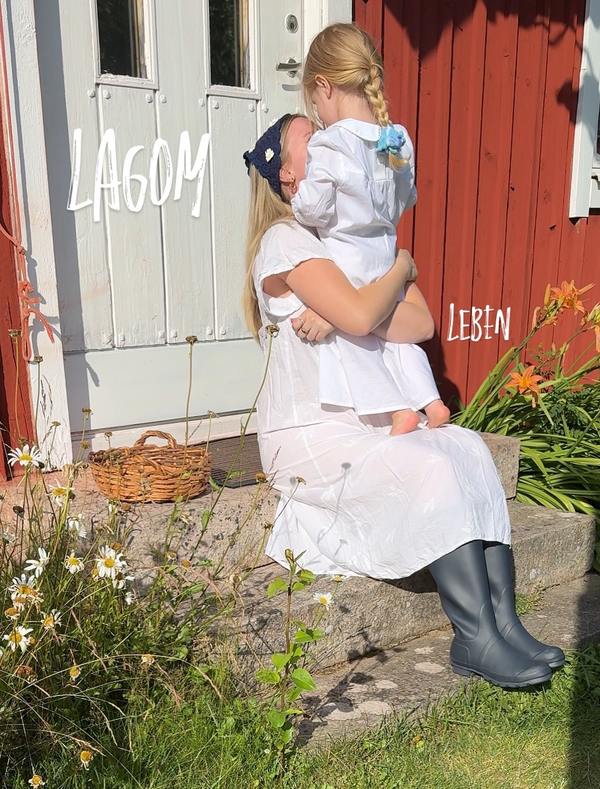 Ausgeglichenheit, Achtsamkeit und bewusstes Leben: Lagom - das schwedische Lebensgefühl 🍓🌼🪿 und es beschreibt ganz gut was ich für mich und meine Kinder versuche zu leben. 
Nicht zu viel, nicht zu wenig - genau richtig. 
#scandiaesthetic #schweden #persönlichkeitsentwicklung #positivemindset #mamablogger #mamaleben #bullerbü #slowliving