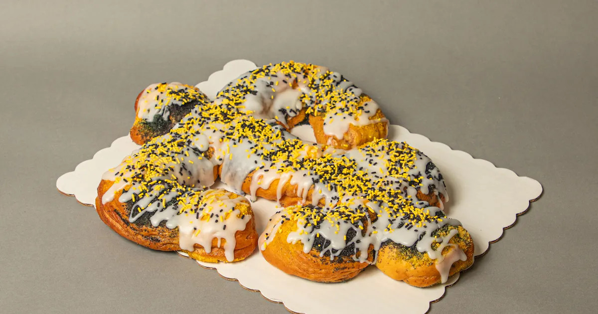 Fleur de Lis King Cake by Haydel's Bakery | Goldbelly | Goldbelly