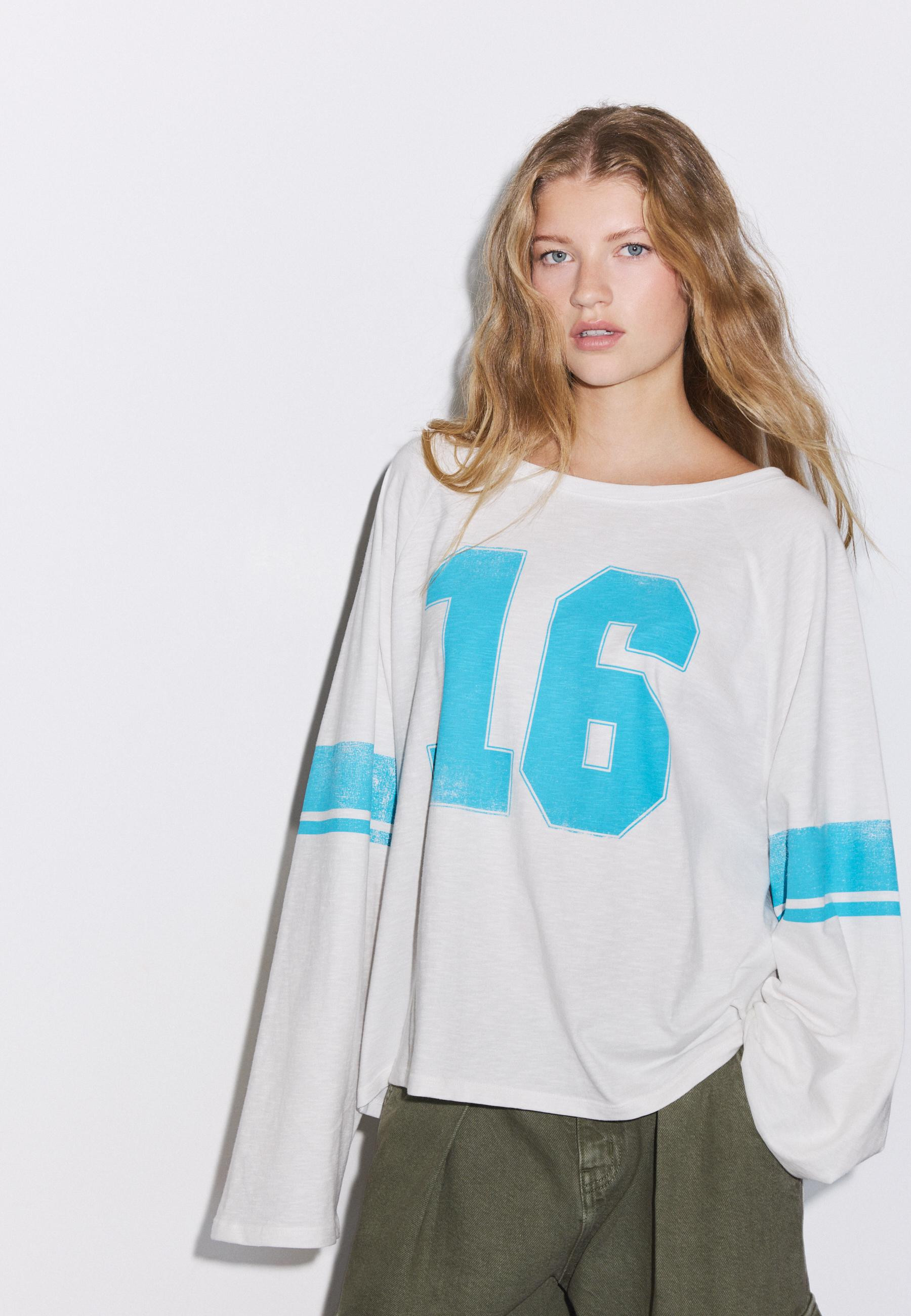 Oversized T-shirt met boothals en print | Stradivarius (NL)