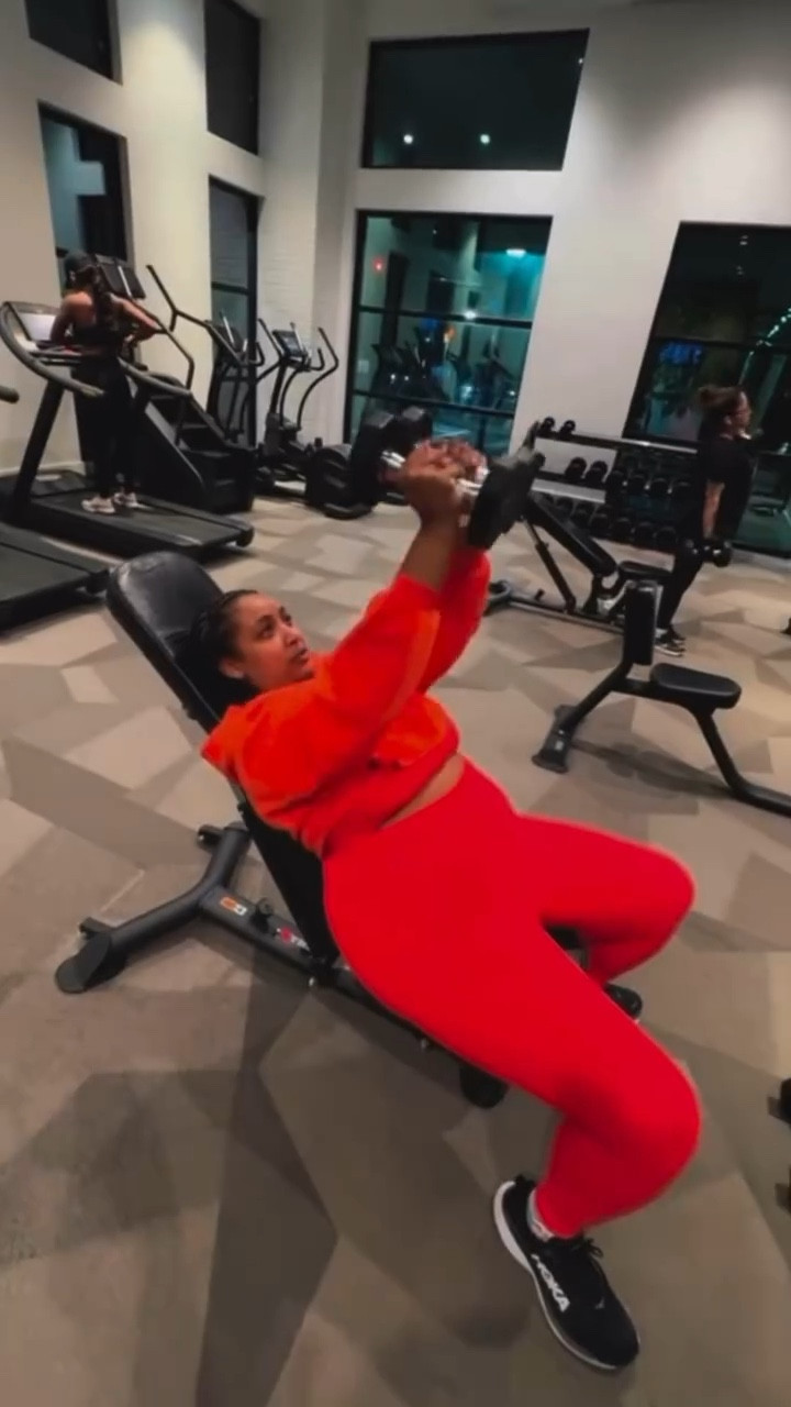 4 days til @kulturenightlive and it’s no days off getting my physical and mental strength and endurance up has been one of my favorite parts of this experience. Having previous leg injuries set me back further than I realized before this process but it won’t keep me down. Shoutout to @rafagafit @thegbengadada for not only training but for paying attention to the physical therapy I needed as well 🤗 

Comment “Kulture” for the link to ticket to the show!!!

See yall Sunday! 8/17