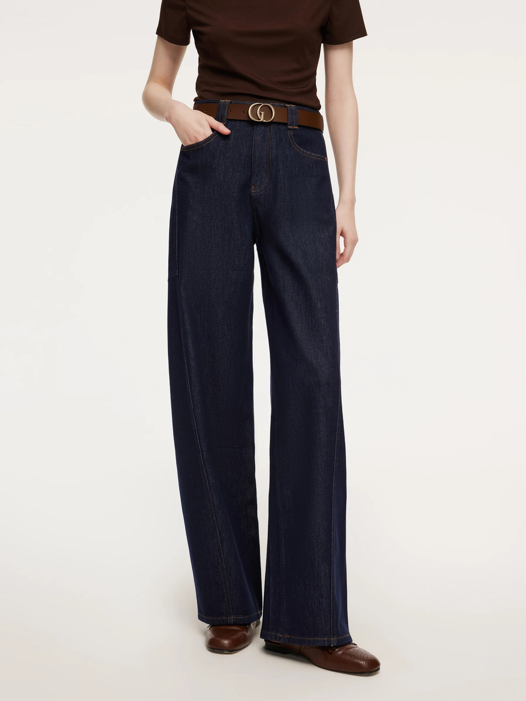Denim Curved-Leg Women Jeans With Leather Belt | GOELIA