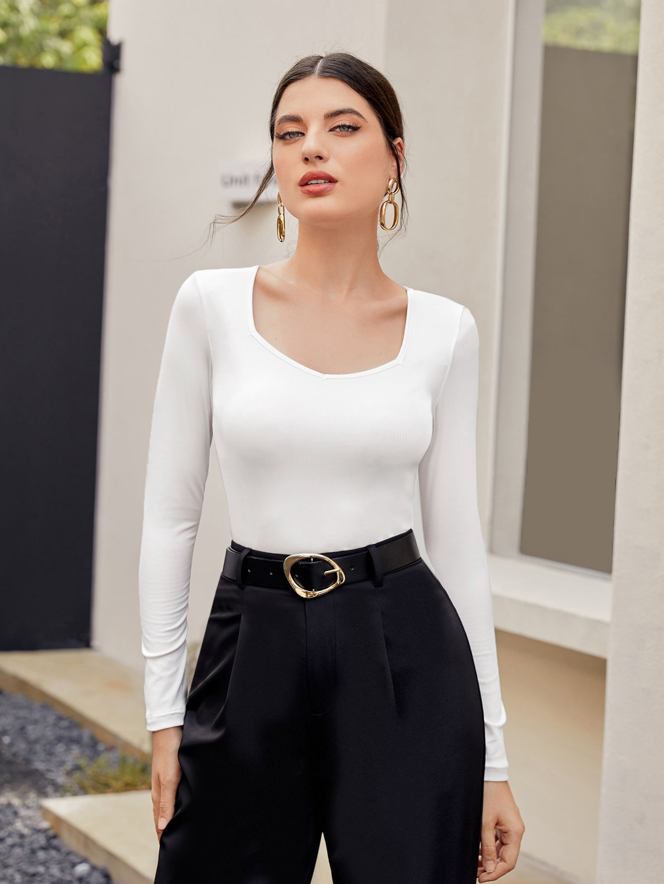 SHEIN Mulvari Camiseta unicolor escote corazón | SHEIN USA | SHEIN