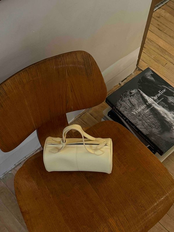 Cutest butter yellow bag from Freja! 

 