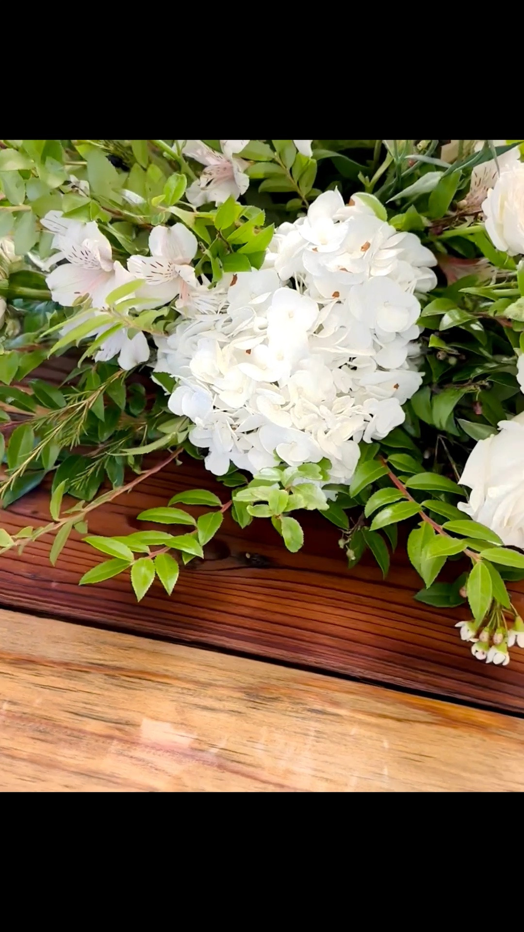 A beautiful flower arrangement and a glass of wine—what could be better for slowing down at the end of the day? 🍷🌿

#FlowerArrangement #WineGlass #Drinkware #EntertainingEssentials #EveningMoment

#LTKdayinmylife #LTKvlog #LTKHome