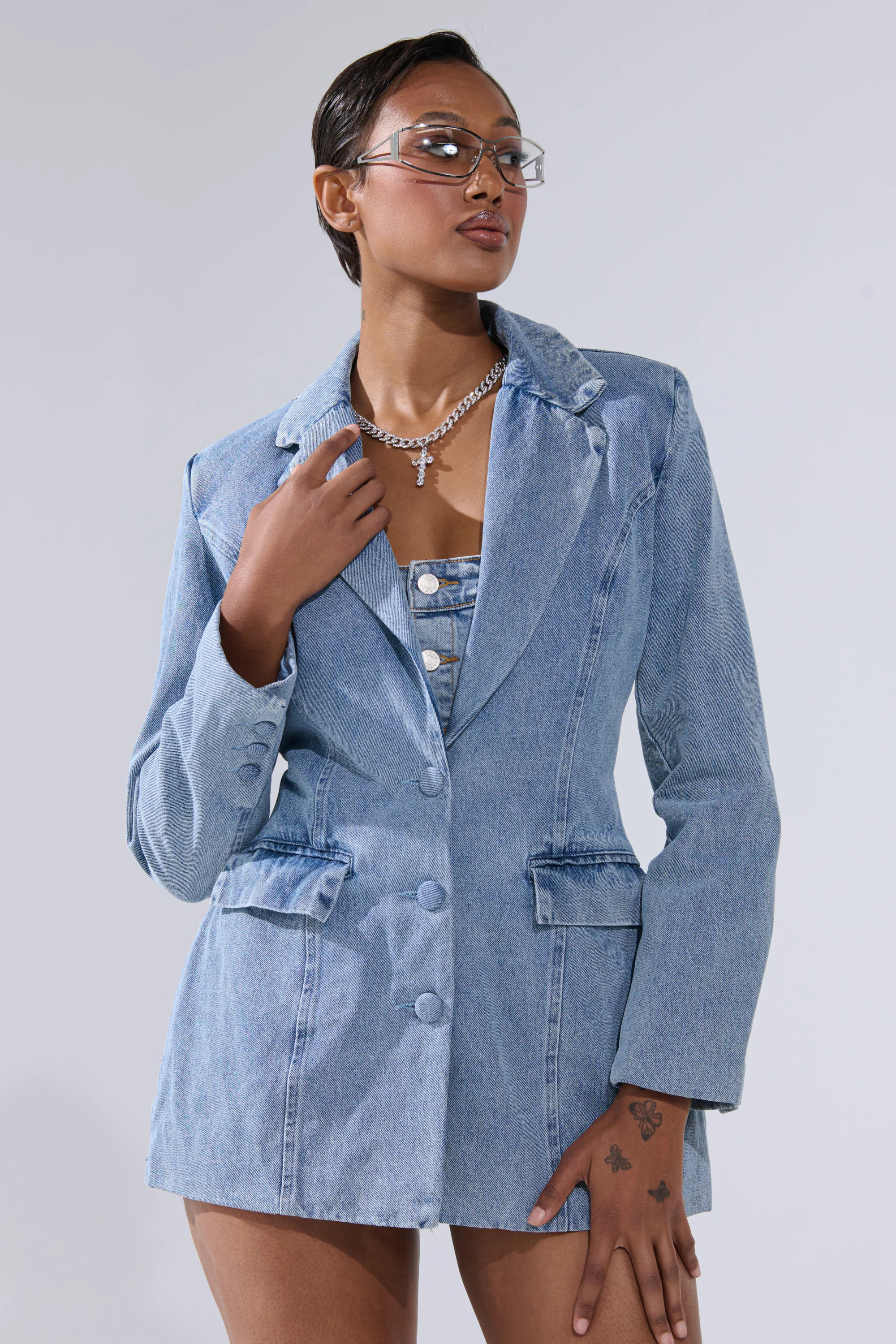 BACKLESS DENIM BLAZER | AKIRA
