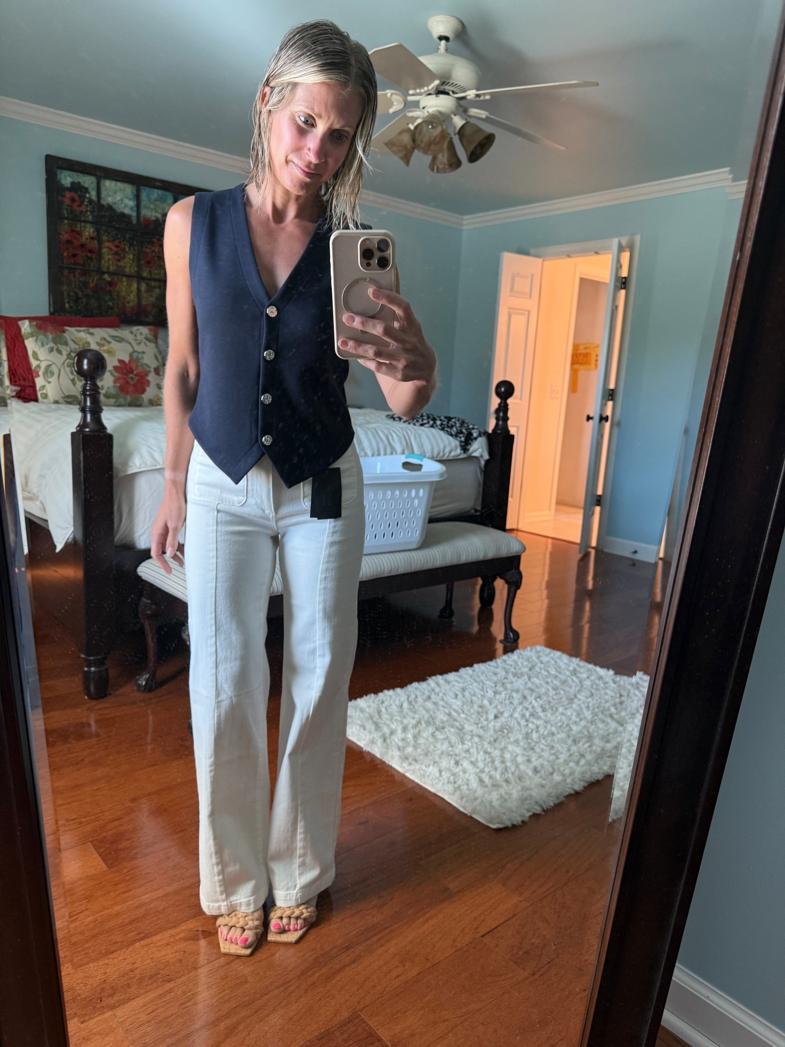 I’m obsessed with these off white jeans! They can be dressed up or down! I’m wearing the 31 inch length in a 25. I’m 5’3.5 for reference. 