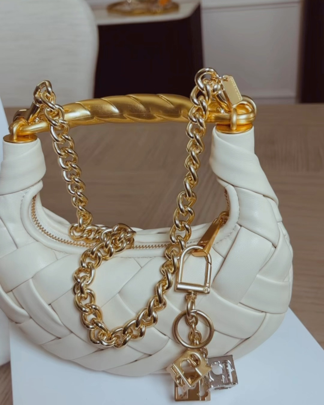 

✨Bag Review Drop!✨
This JW PEI Orla Weave Bag was gifted to me and babyyyyy 😍 it did NOT disappoint!

✔️ The woven texture? Chef’s kiss 💋
✔️ The leather? Soft & luxe—feels way more expensive than it is 💼
✔️ The gold hardware? Statement piece 🔥🔥🔥
❌ The strap it came with? Eh… not my fave 😒 but I fixed that REAL quick!

I added a Tory Burch puzzle piece keychain 🧩 + a gold Coach chain I had chillin’—and BOOM 💥 next-level vibes!

It doesn’t hold a lot, but I’m a small bag girlie so it’s perf for date night or girls’ night out 💃🏽💕 If I’m feeling extra, I’ll glam it up. But for a classy night, it holds its own—simple, elegant, 🔟/🔟.

Catch it on Amazon via JW PEI 🛍️ and yes, I’m already browsing their site for more goodies 😍

#BagGameStrong #JWPEI #AmazonFinds #ViralBags #OOTD #StyledByMe #SmallBagEnergy #BaddieOnABudget #UrbanChic #EmbellishIt #AccessoryGameOnPoint #LTKBagFinds #CLUVFinds #CLUVApproved

⸻

Let me know if you want a short caption version for TikTok or Reels!

#LTKItBag #LTKStyleTip #LTKU