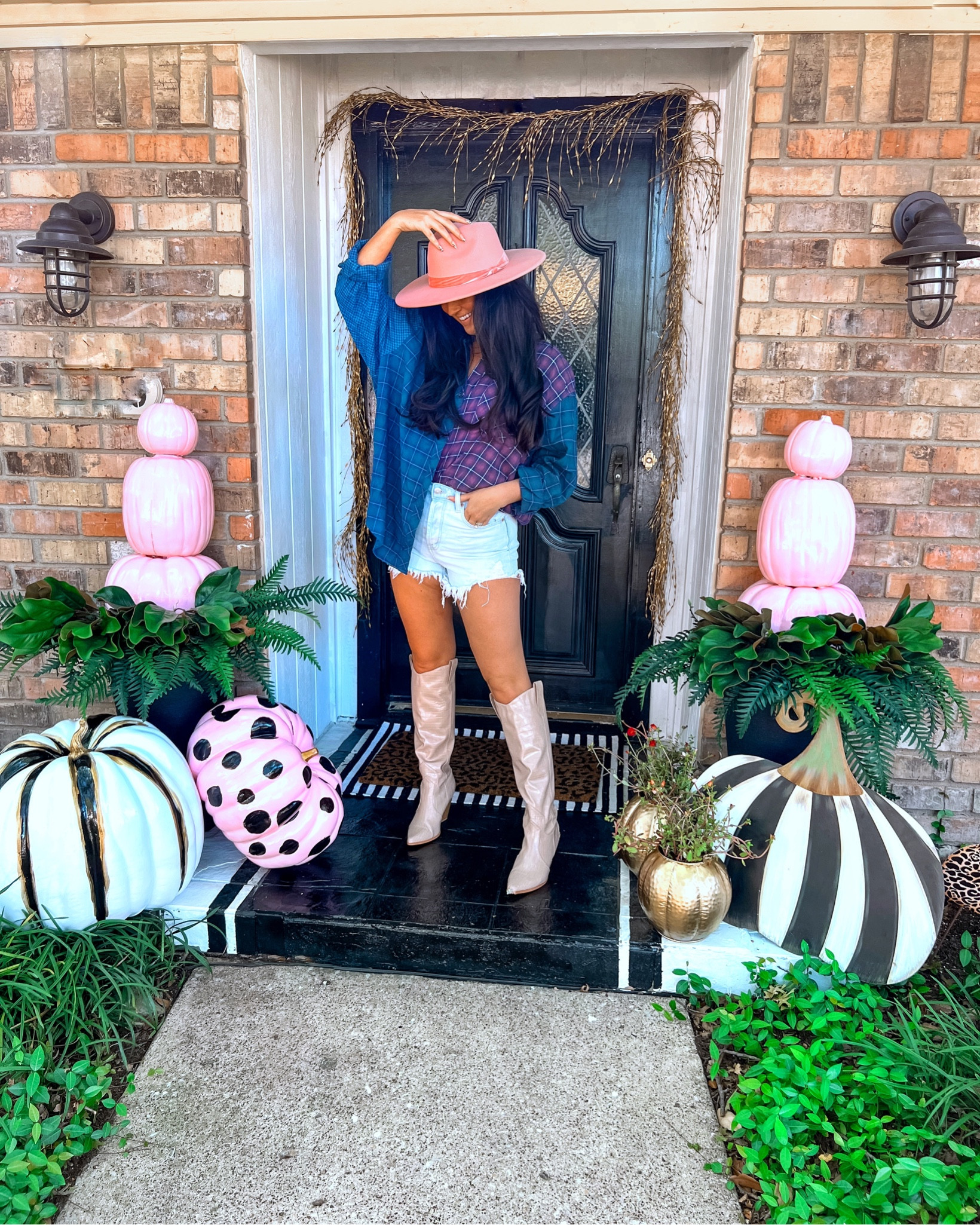 Flannel // XL
Shorts // 8
Boots // TTS

fall, porch, pumpkins, pink pumpkins, gold pumpkins, western, plaid, target

#LTKshoecrush #LTKhome #LTKSeasonal