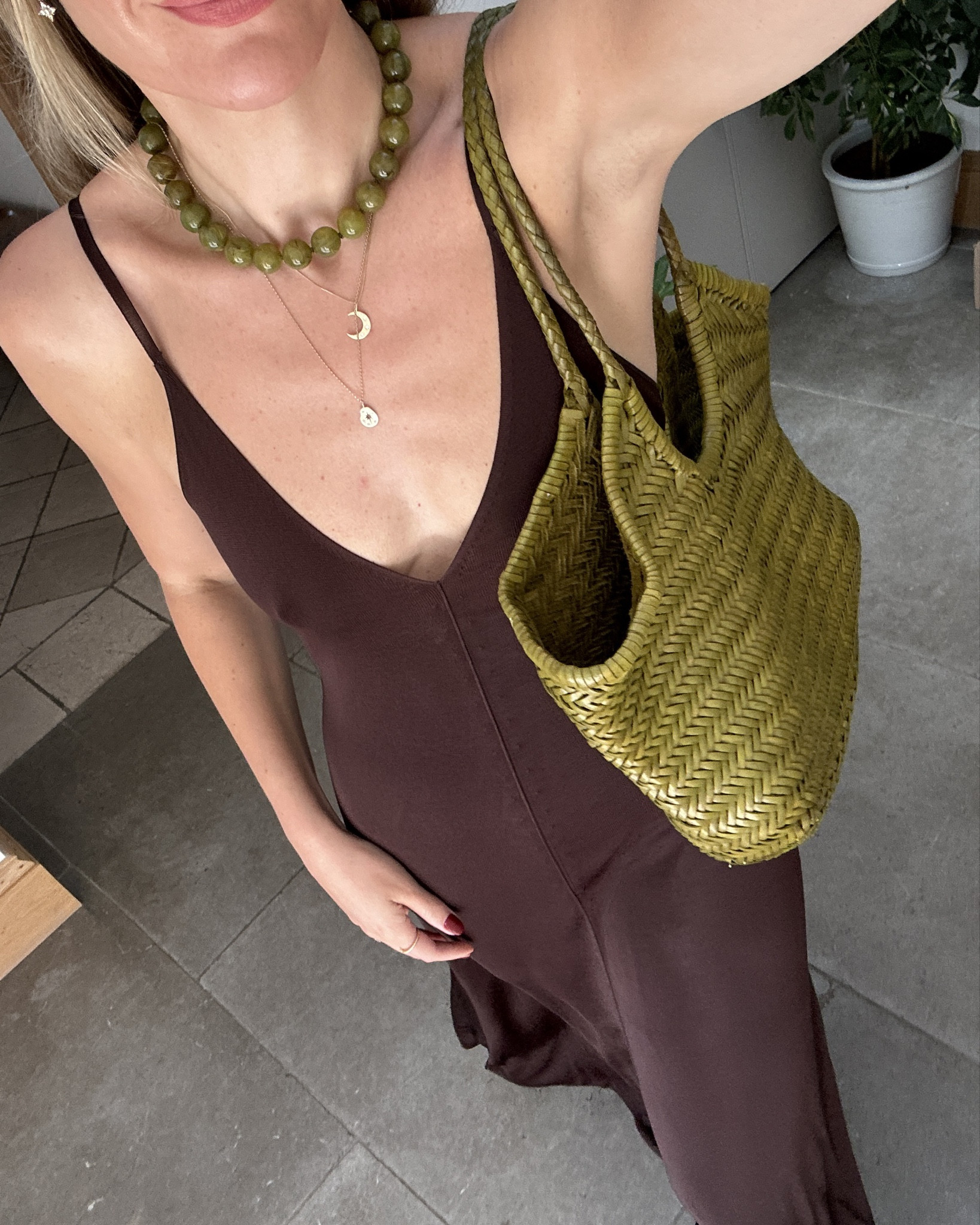 OOTD olive & chocolate , the best colour combo. 

Maxi dress, Sezane necklace, dragon diffusion. 