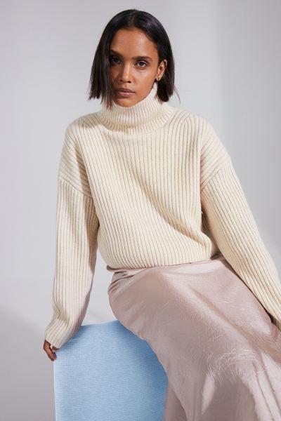 Short, relaxed-fit sweater in rib-knit fabric with wool content. Turtleneck, dropped shoulders, a... | H&M (US + CA)