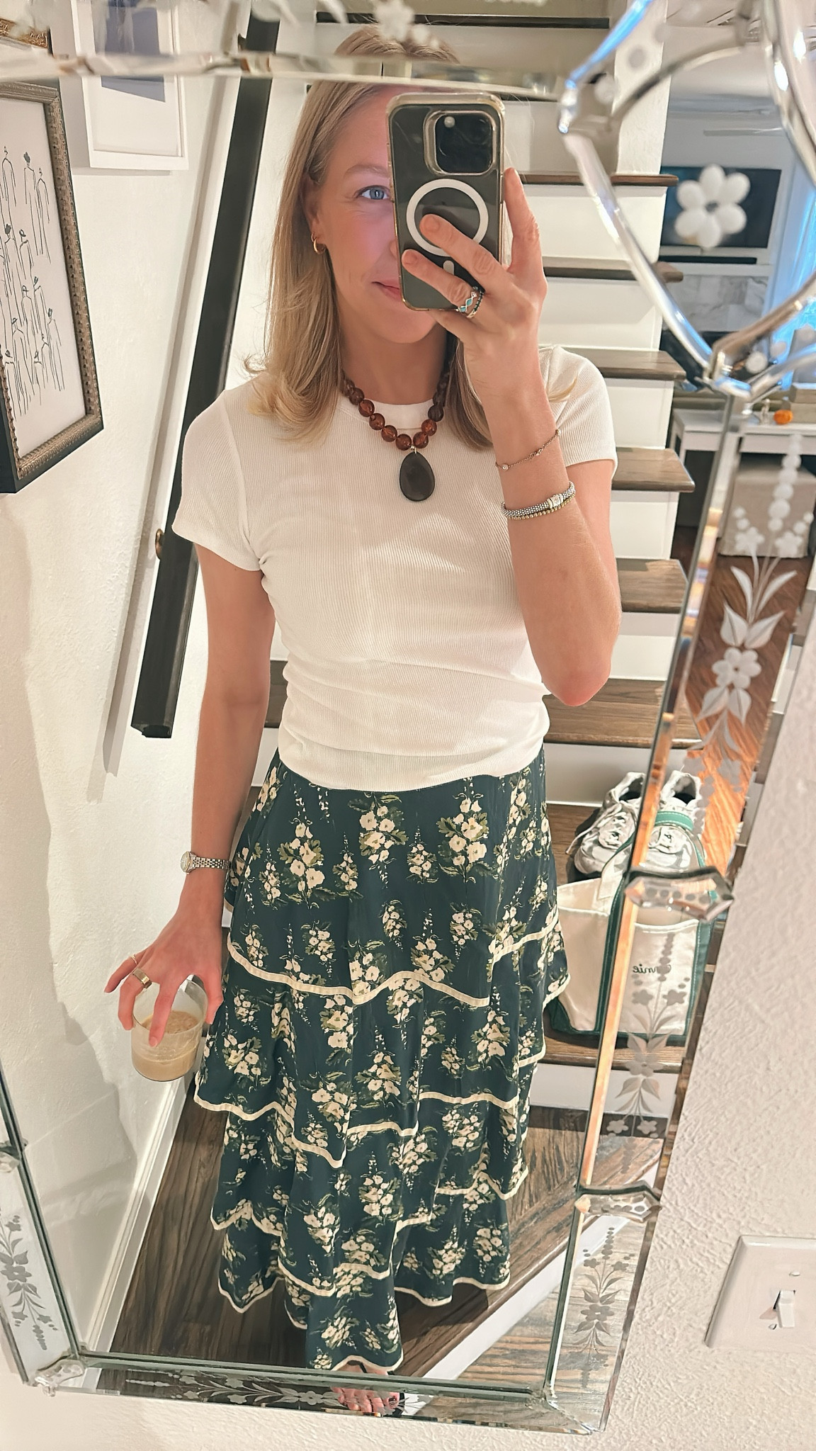 love that i finally got a chance to wear this skirt. styled with my LouLu necklace! 

 