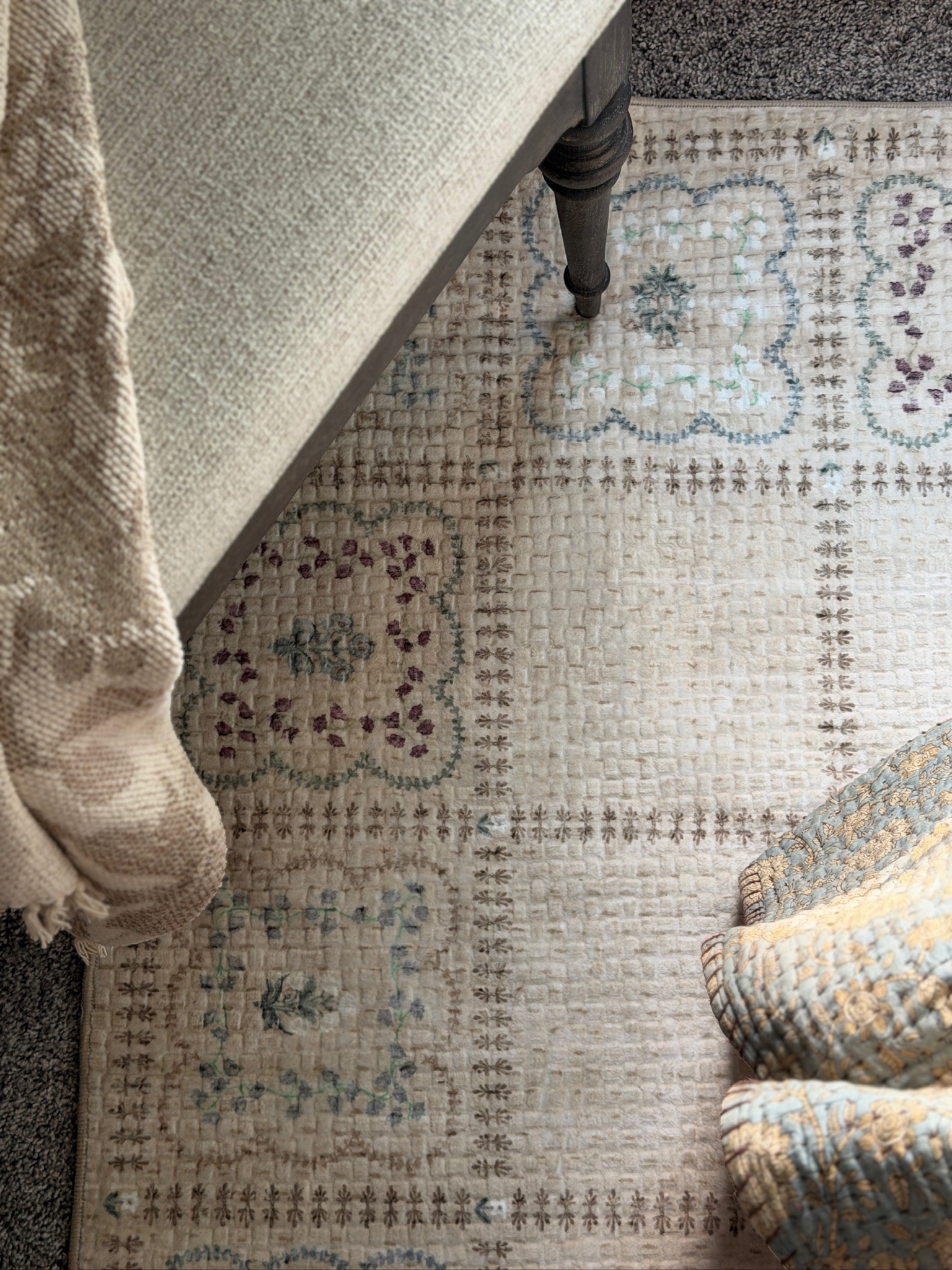 Doesn’t this area rug have the sweetest details? 🤍🤭 I absolutely love it for our traditional home

#LTKHome