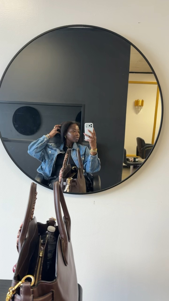 Decided that braids aren’t just for vacation - not to mention these took 4 hours! Genesis Beauty Bar is quick wit it! #knotlessbraids #houstonbraider 

