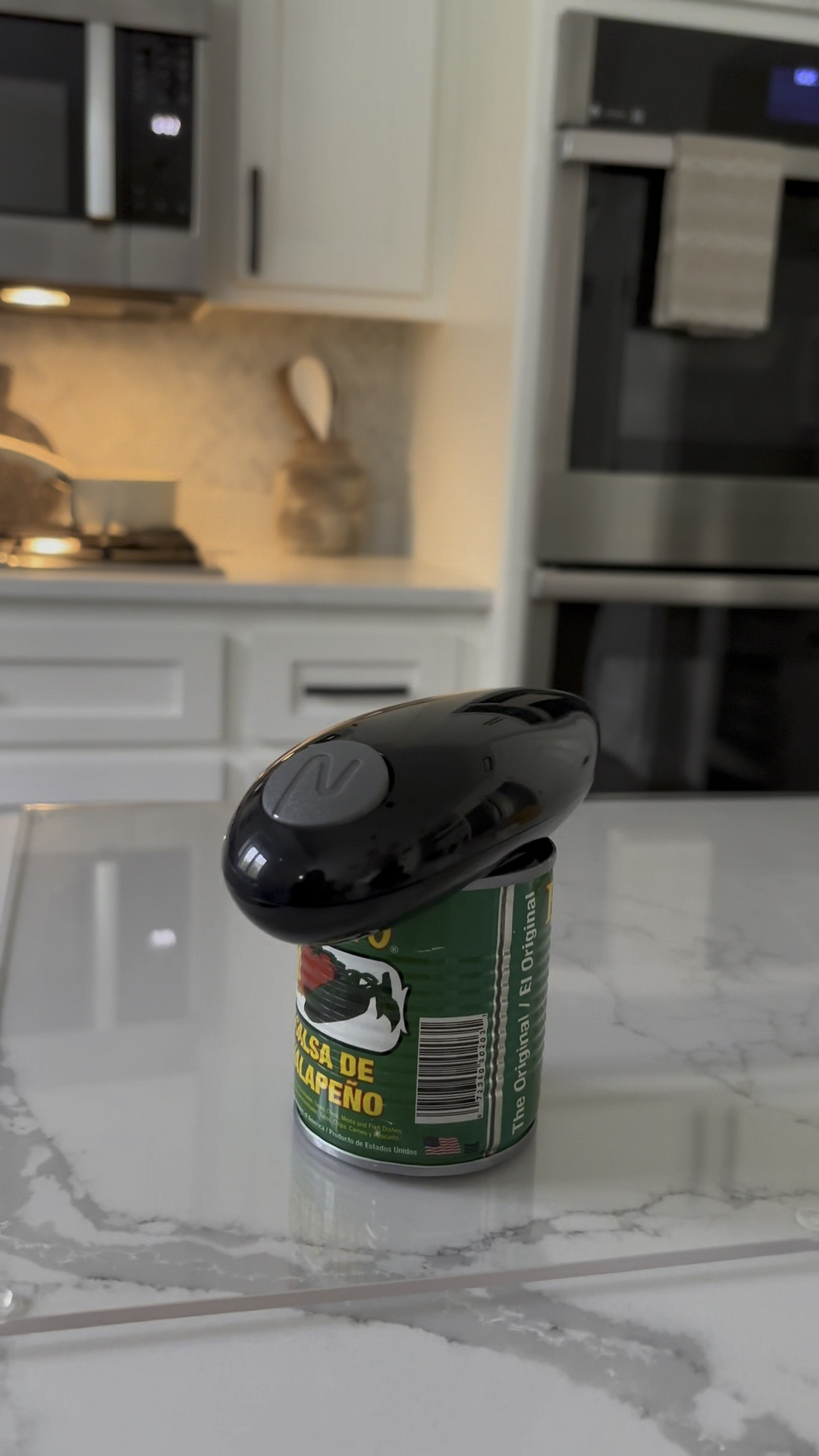 Abrelatas eléctricos One Touch para cocina, abre cualquier tamaño de lata sin bordes afilados, abrelatas automático con pilas apto para alimentos, el mejor abrelatas eléctrico para artritis y personas mayores. 
Te impresionará 🙌🏻