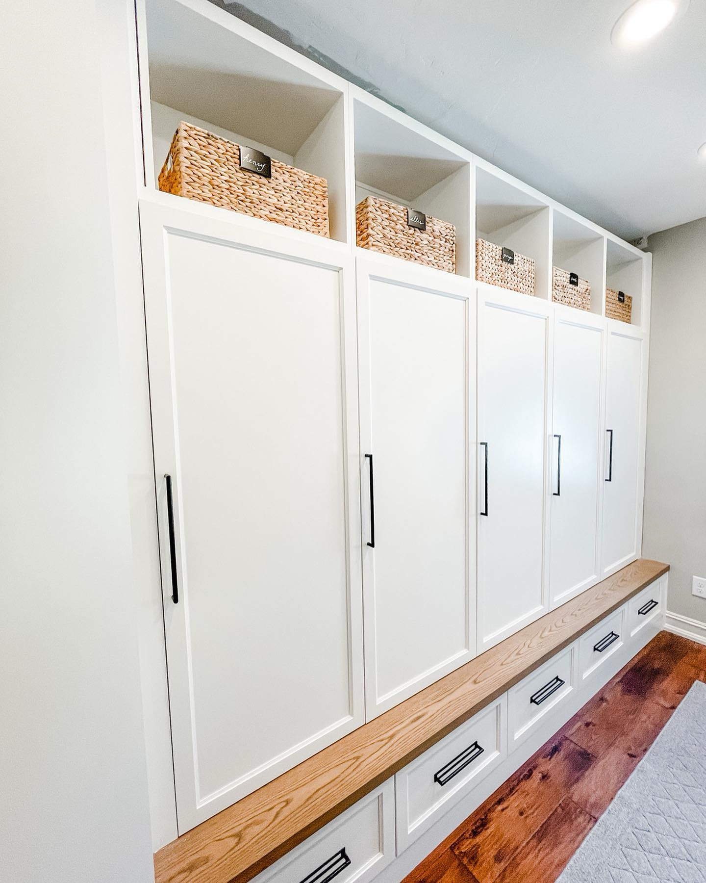 Is your mudroom as ready for school as you are??
•
While closed storage ranks as my fav, the most important thing in these highly trafficked areas is to make sure they are frequently edited to only hold the necessities. Tuck away off-season jackets + shoes, last years homework and the lunch box that has been buried all summer long (actually, here's your permission slip to just toss those last couple things).
•
Best of luck this week, fellow parents! 💪🏼