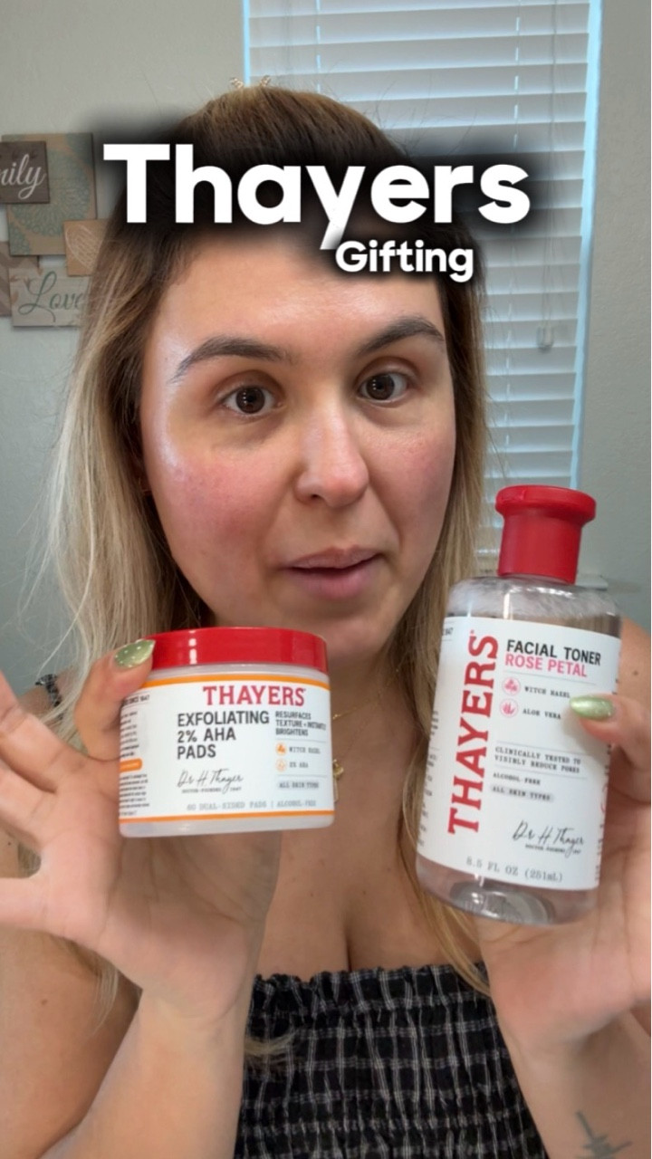 #ThayersAmbassador 💕

Thayers me envió estos productos como parte de Love Week y quise compartir mi unboxing y mi opinión honesta con ustedes 🫶🏼

Soy parte de su programa de embajadoras y recibí estos productos del programa. En el video les muestro cómo yo los integraría en mi rutina: primero los exfoliating 2% AHA pads en la noche y luego el Rose Petal Toner para calmar y balancear la piel ✨

Me gusta que ambos son alcohol-free y se sienten gentiles, incluso en piel sensible.

¿Han probado alguno de estos? 👀

@thayers 
#thayers #loveweekunboxing