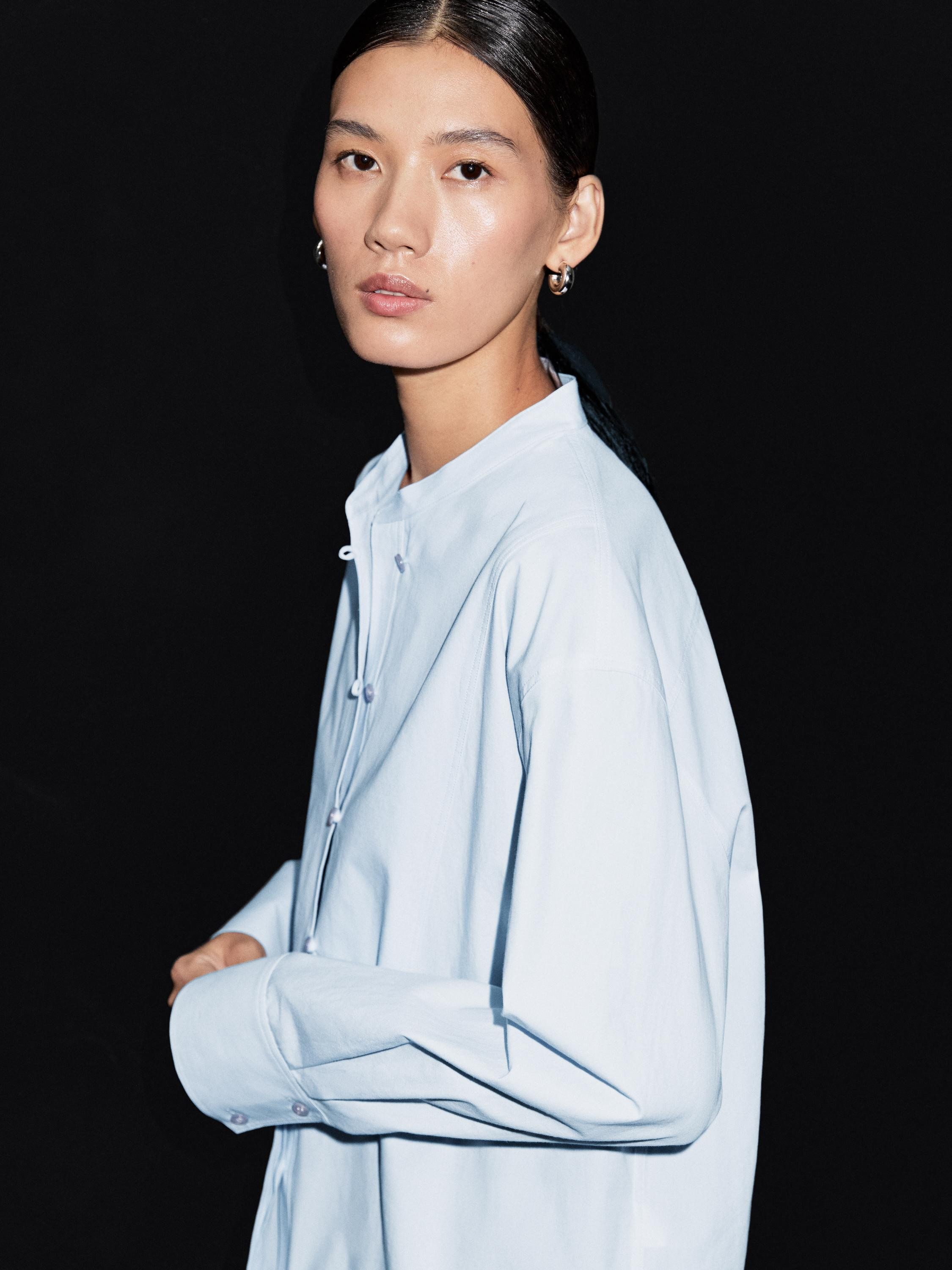 Hemd mit Maokragen und Brustteil | Massimo Dutti DE