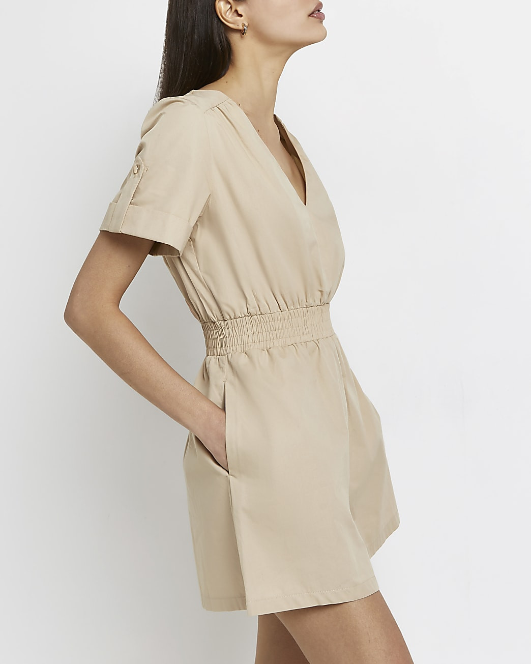 Beigefarbener Playsuit mit geraffter Taille | River Island (UK & IE)