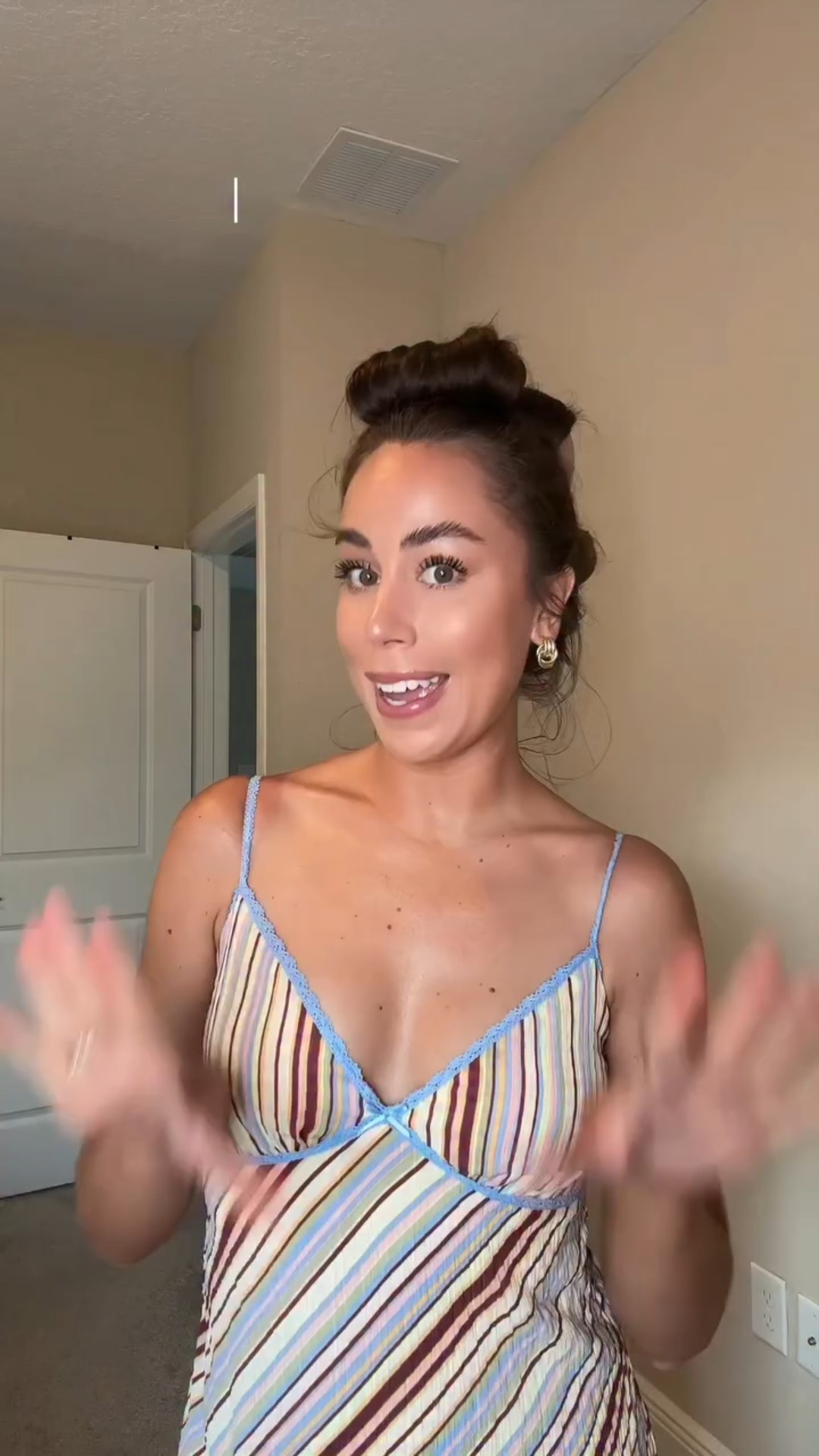 fingers crossed it’s a good hair day bc we’re headed to a @amika @ultabeauty event🧡🧡🧡 #grwm #heatlesscurls #amikahairproducts #orlandocreator #heatlesscurlsresults