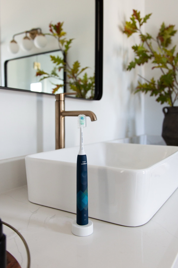 Switch to a better clean with the Philips Sonicare 4100!