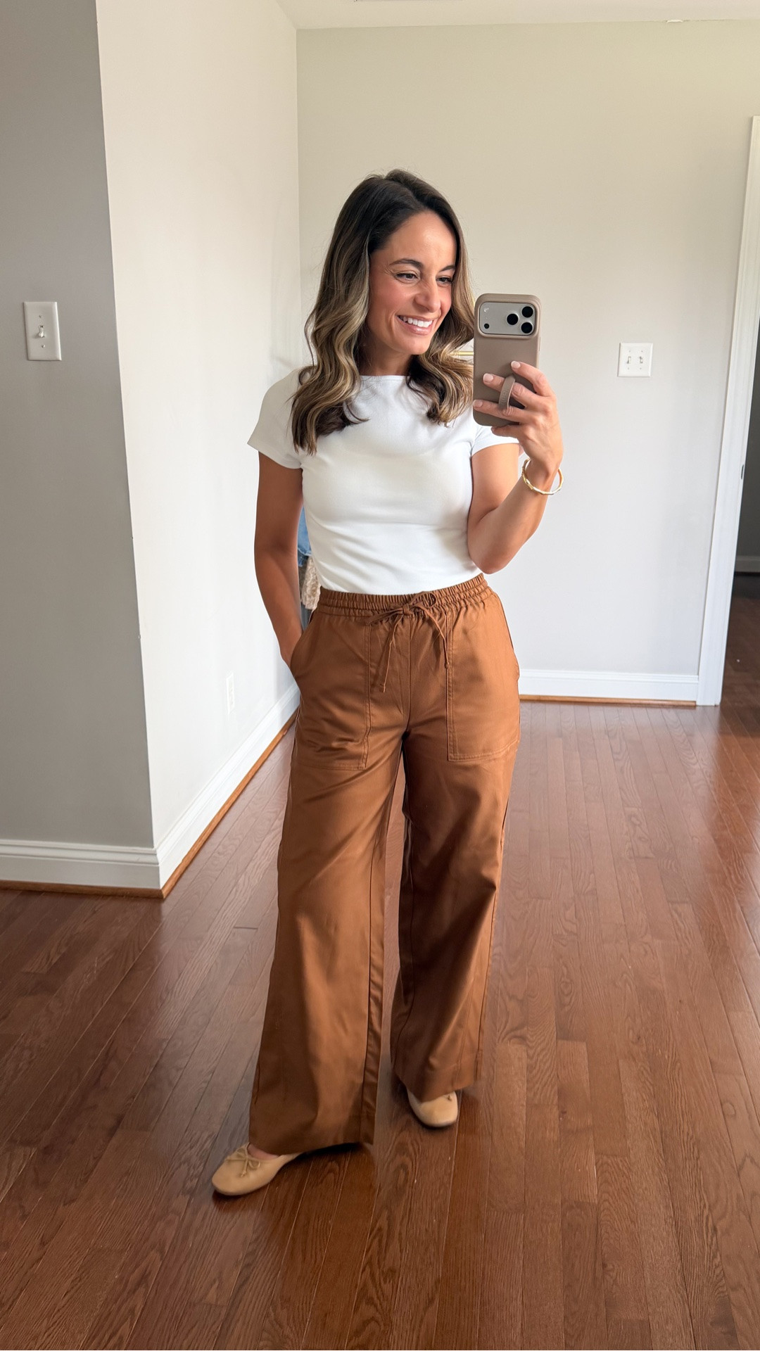 Pull on utility pants for petites! These are a blend of cotton and tencel. True to size at the waist, a little voluminous through the legs. 27.5” inseam in petite 

Pants: petite xxs
Top: xs

#LTKPetite