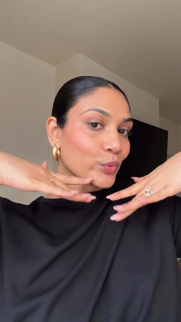 Day 5-6 hairstyle. Never fails me. I have a lot of volume so the bun doesn’t look nice and cute most of the time but I ain’t complaining about too much hair 🙏 I wouldn’t say I’ve perfected my sleek bun but practice makes perfect. 🤩 

Comment “shop” for links 
Hair brush: @tangleteezer 
Hair oil: @indewild 
Sleek hair brush & hair wax stick: @indewild 
Hair spray: @lorealparis