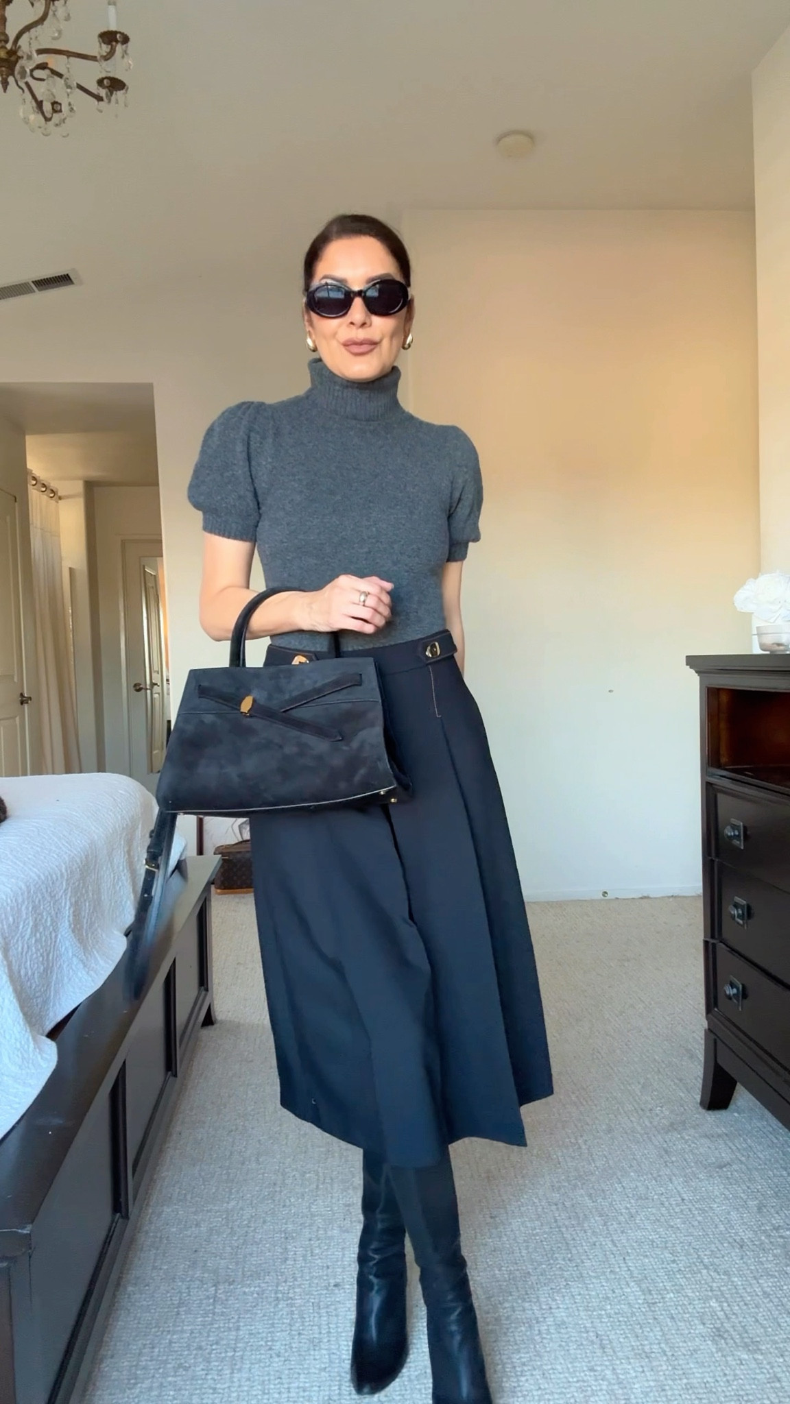 Day 16 of 30 Days of Fall Outfit Ideas 
➡️What I am wearing:
I am practically wearing an all Zara outfit ✨
@Zara zara grey top size S
Zara long shorts size S
Leather black tall boots by @jimmychoo 
Veronica Beard black suede bag
.
Here are my body measurements for your reference:
Bra: 32C (81 cm)
Waist:26” (66 cm)
Hips: 38” (96.5 cm)
Height: 5’7” (170 cm)
.
@zara #zara #zaraoutfit 