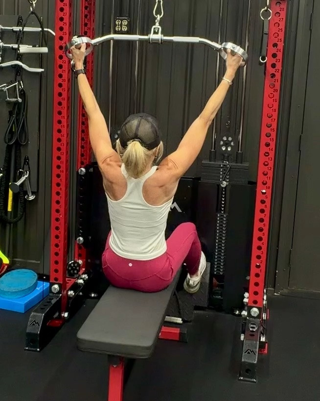 Back day!💪🏻💕 Loving this white + pink workout combo! Comfy, cute, and ready to pump some iron!

#LTKdayinmylife #LTKfitnessgoals #LTKootd