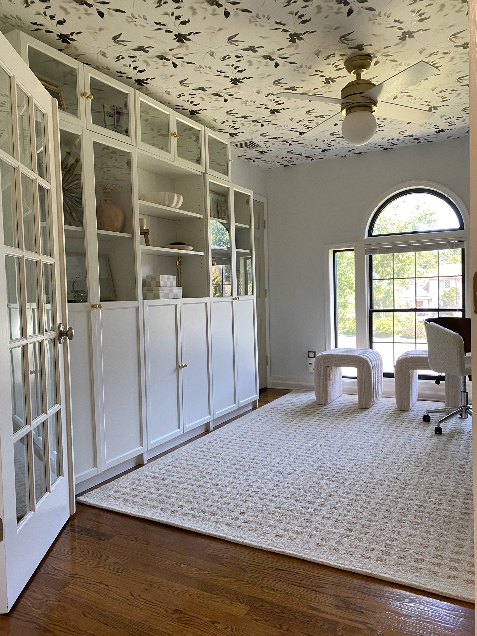 Home office sources, including ceiling fan, wallpaper, bookcase styling accessories, and rug

#LTKhome #LTKsalealert #LTKstyletip