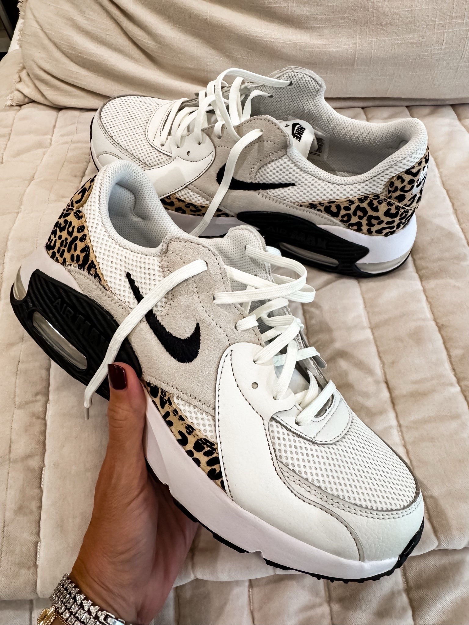 Nike sneakers, sporty sneakers, gift ideas for her, themominstyle

#LTKGiftGuide #LTKActive #LTKHoliday