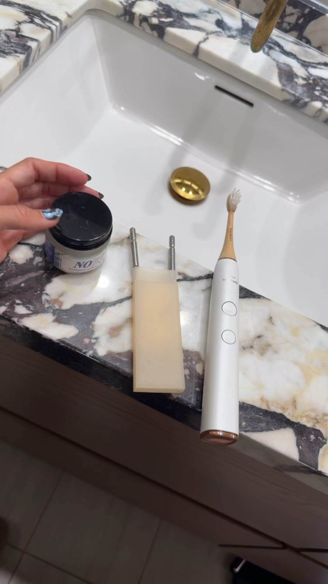 Clean oral care | oral hygiene | clean toothpaste | tongue scraping | toothbrush 