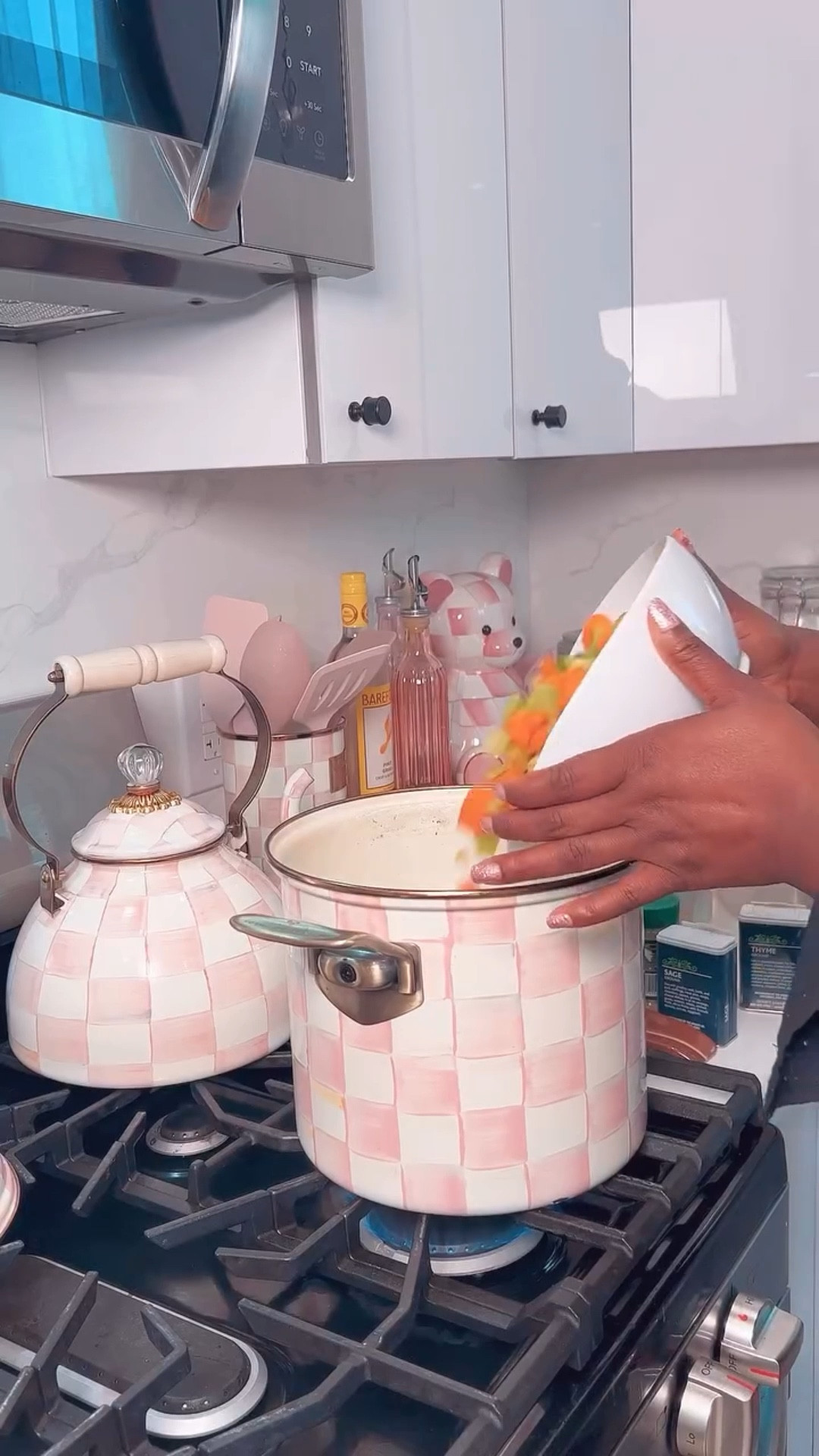 Finally breaking in my Mackenzie Childs rosy check cookware. Follow to see my review of this adorable cookware. 💖

#fyp #kitchen #luxury #blackwomen #cookware #mackenziechilds #pink #cooking #pinkkitchen #girlythings #soup