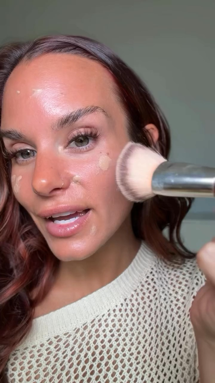 The brush everyone ends up loving 🙌✨ The BK Beauty 101 Contoured Foundation Brush blends foundation so seamlessly it almost feels unfair. Smooth, streak-free, and made to hug every curve of your face. If you know, you know.

💬 Comment “101” and I’ll DM you the link

#TayBeckerBeauty #TayBecker
#bkbeauty #foundationbrush #charlestonbeauty momstylevibes reellife makeupfinds