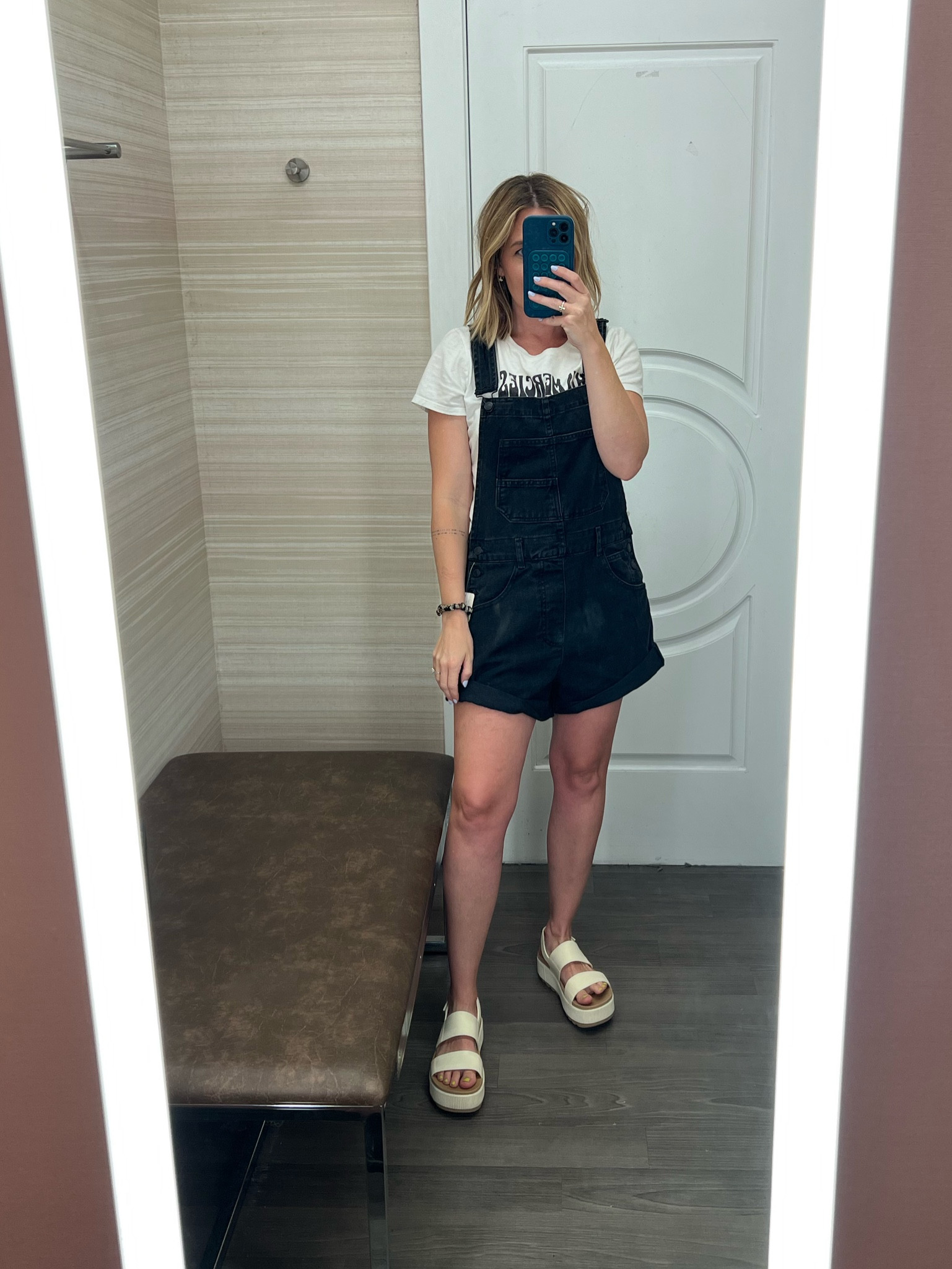 I grabbed them in black too. 🫣
size: small

Free People | Ziggy shortall | denim overalls 