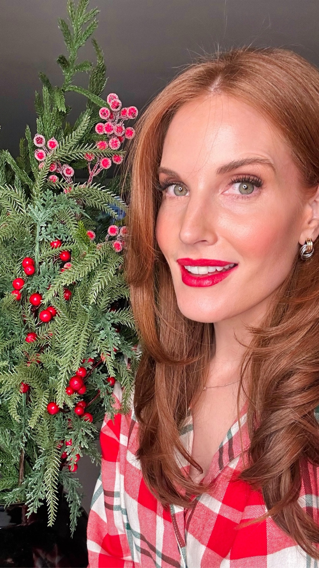 The easiest vase styling hack that makes ANY holiday greenery look expensive, even the affordable stems.
Linked the vase + my favorite budget greenery options below!

home decor greenery vase faux greenery budget decor holiday decorating vase styling home styling easy home hack greenery stems hack