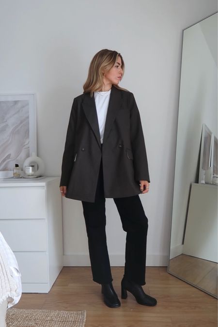 This H&M blazer is beaut for autumn winter! Styled here with these everlane way high jeans 

Blazer - size small
Jeans - w23 



#LTKSeasonal #LTKeurope