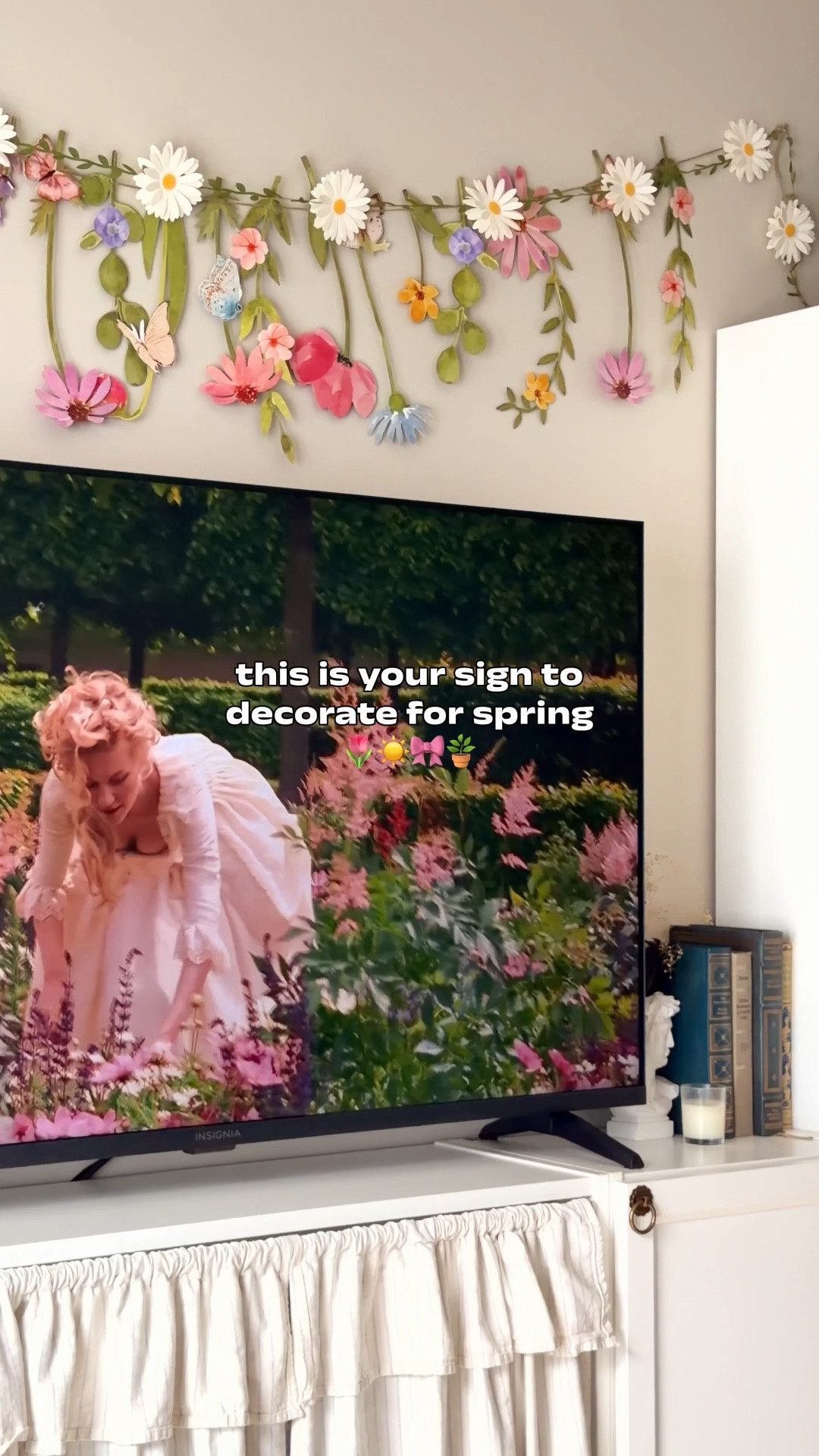 How adorable are these spring flower garlands? Perfect for adding a little spring decor or for a party! #springdecor #easterdecor #spring #easter #cottagecoredecor