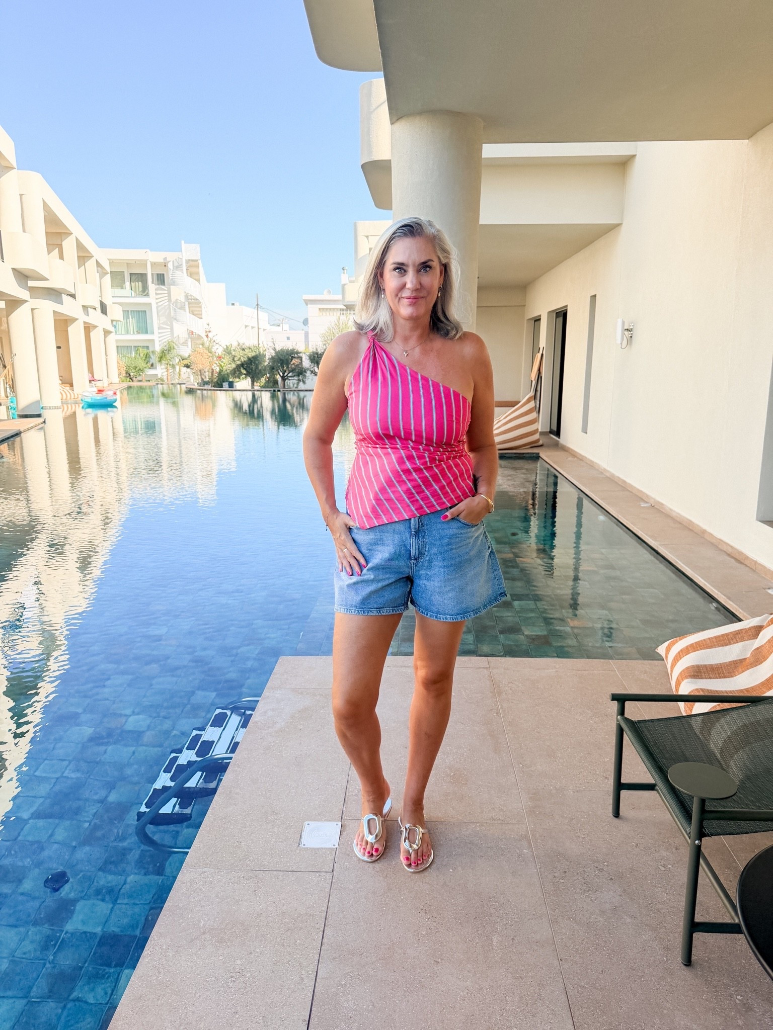 OOTD - Woensdag. One shoulder top on roze met turquoise van Mad Peonies op een denim short (Zara). Zilverkleurige teenslippers.