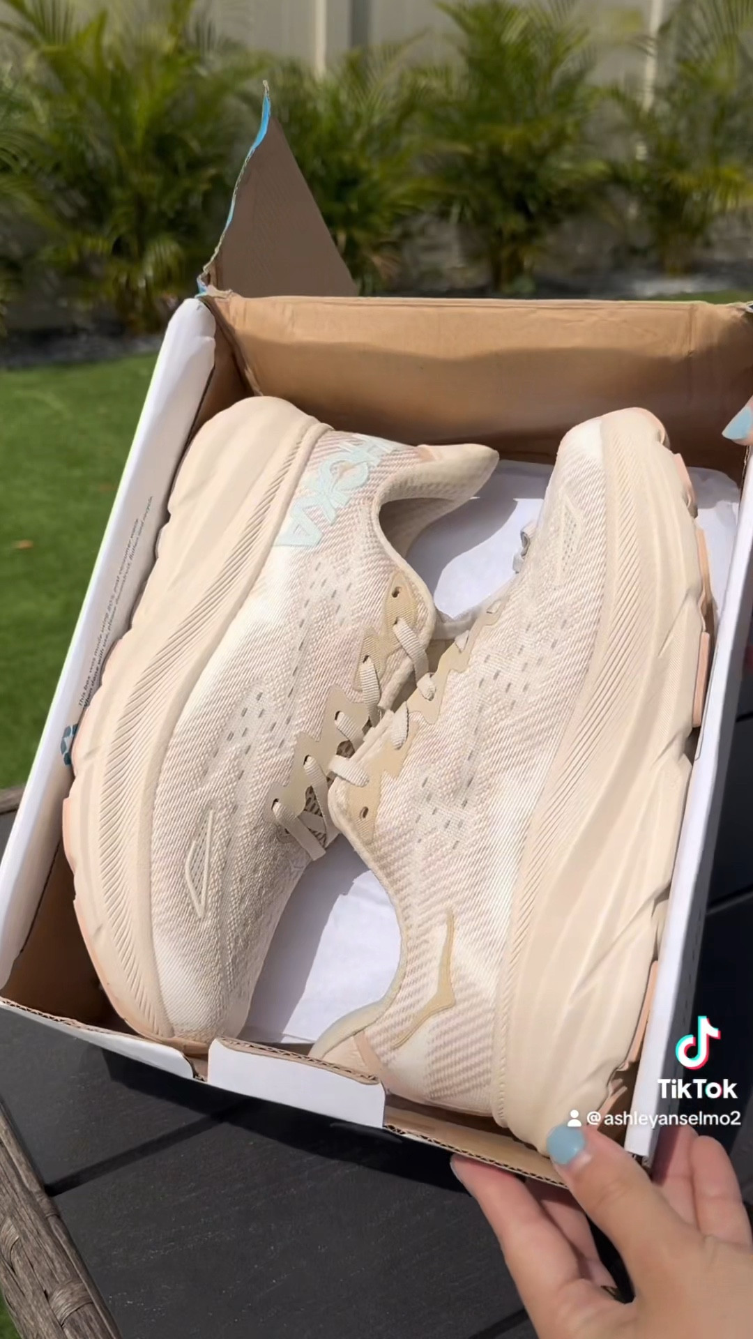 These hokas are soooo comfortable and available for such a great price! I've been living in these shoes from the little yellow app 😘💛 

#hoka #hokas #dhgate #dhgatefinds #dhgateshoes #hokaclifton9 

#LTKFitness #LTKFindsUnder50 #LTKSaleAlert