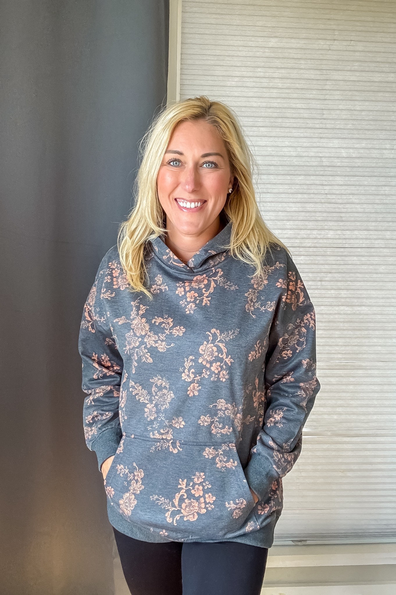 I’m so in love with this floral print on a classic hoodie 🌺 So easy to throw-on + super comfy!